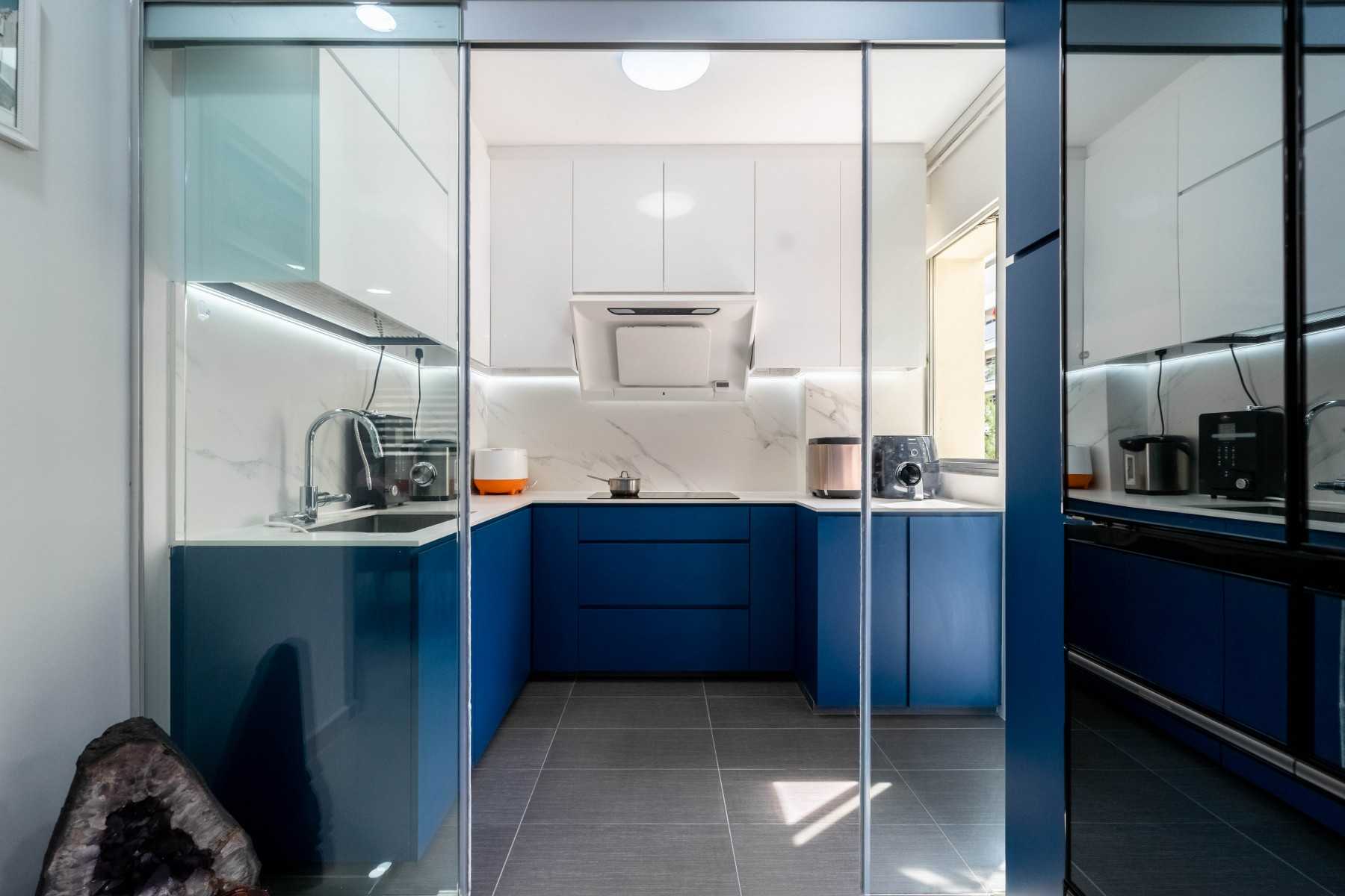 Modern Kitchen with Kitchen Island and Open Kitchen