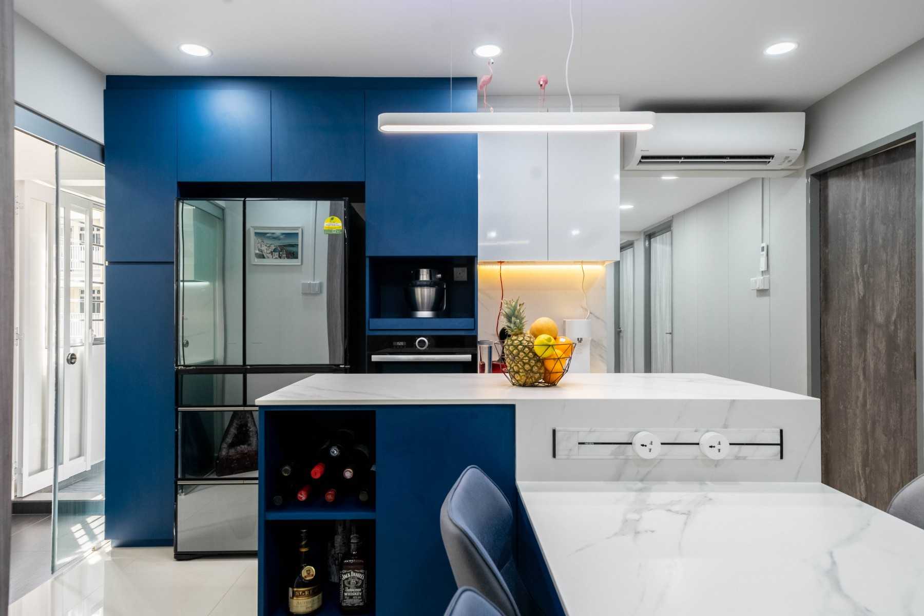Modern Kitchen with Wood Flooring and Kitchen Island