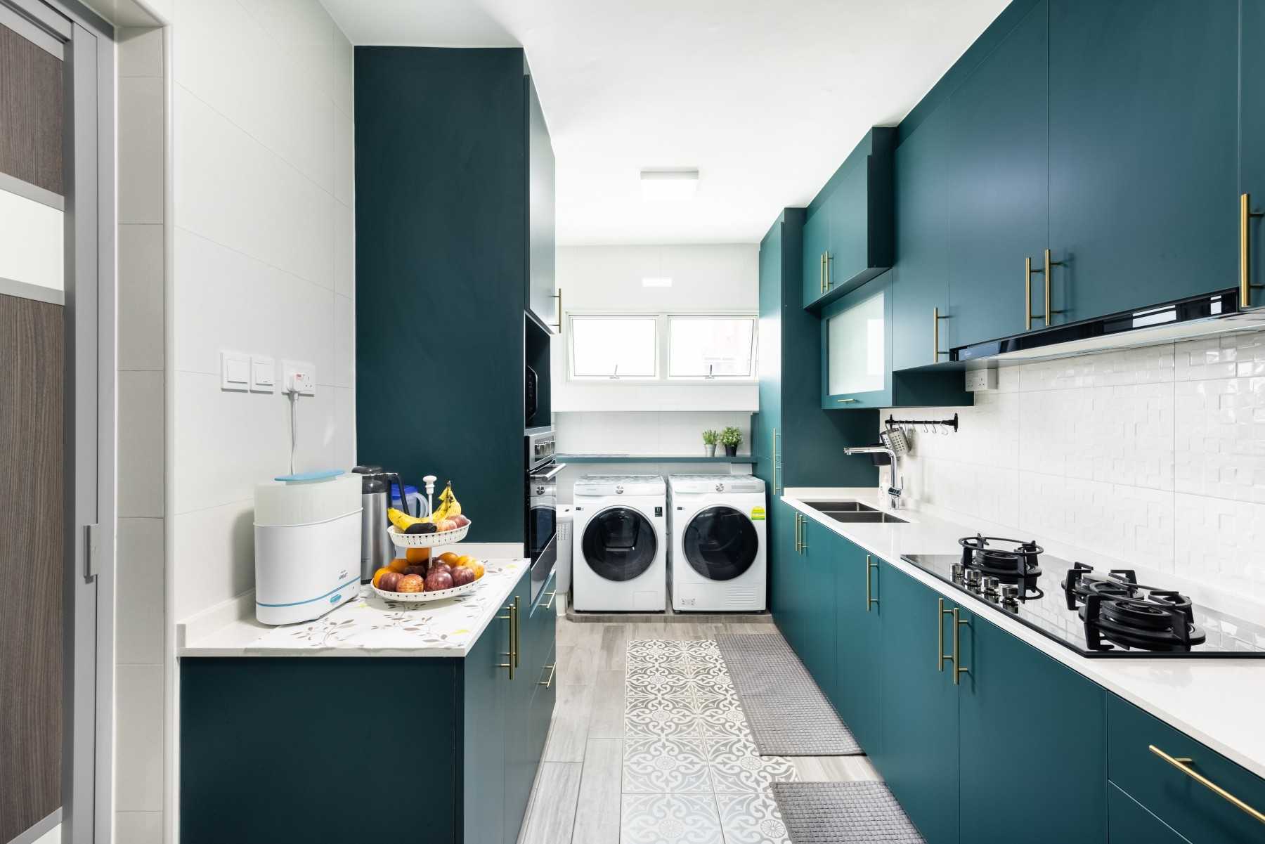 Modern Kitchen with Countertop and Homogeneous Tiles