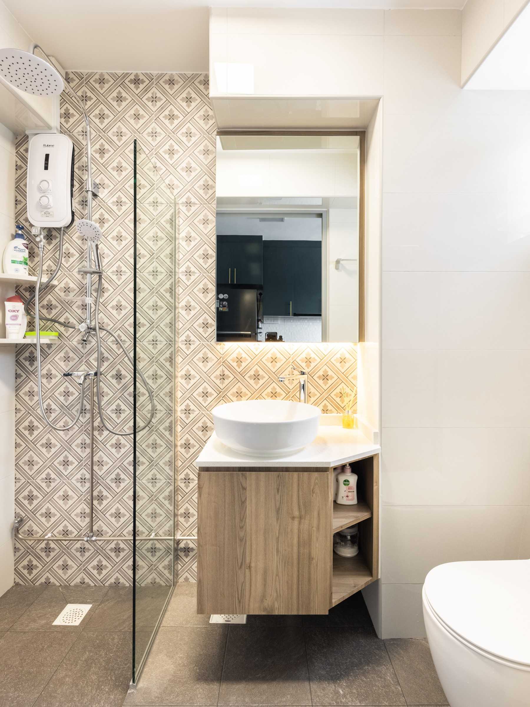 Modern Bathroom with Countertop and Homogeneous Tiles