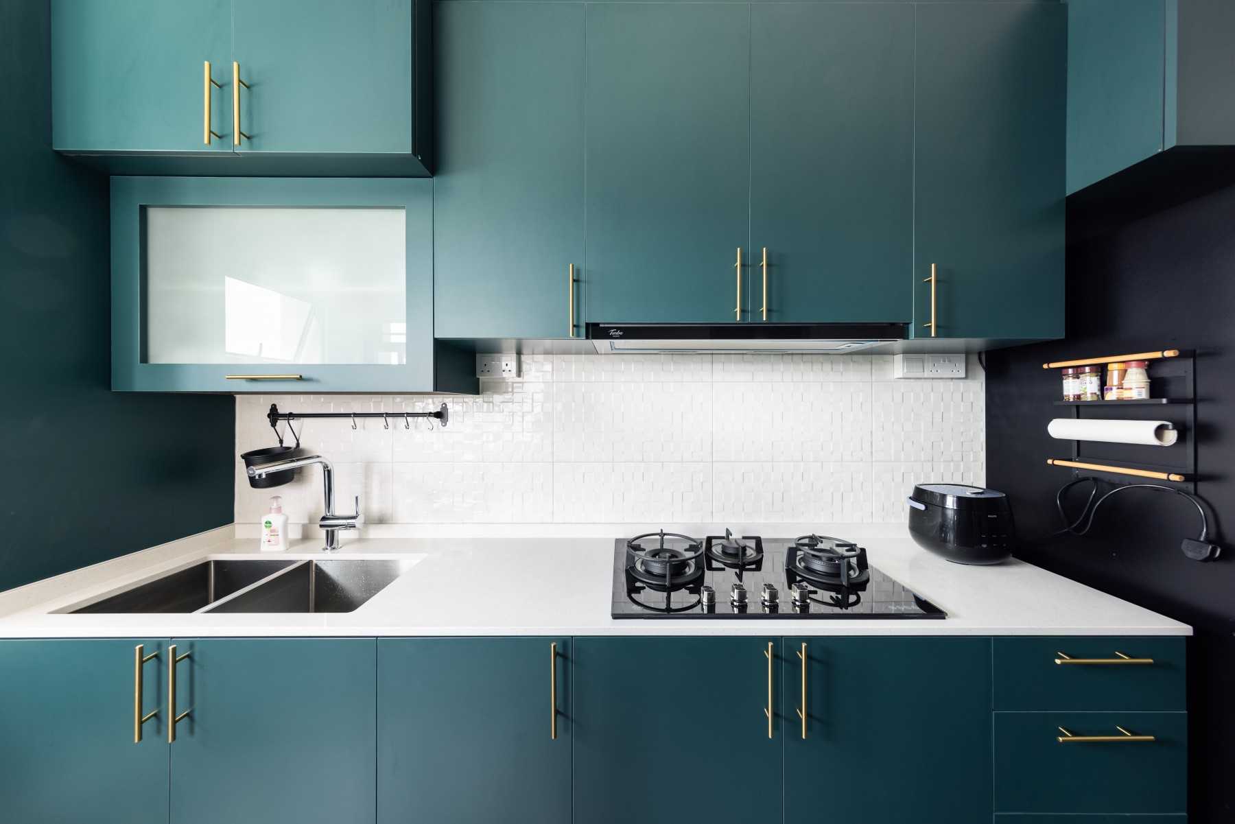 Modern Kitchen with Cupboard and Kitchen Backsplash