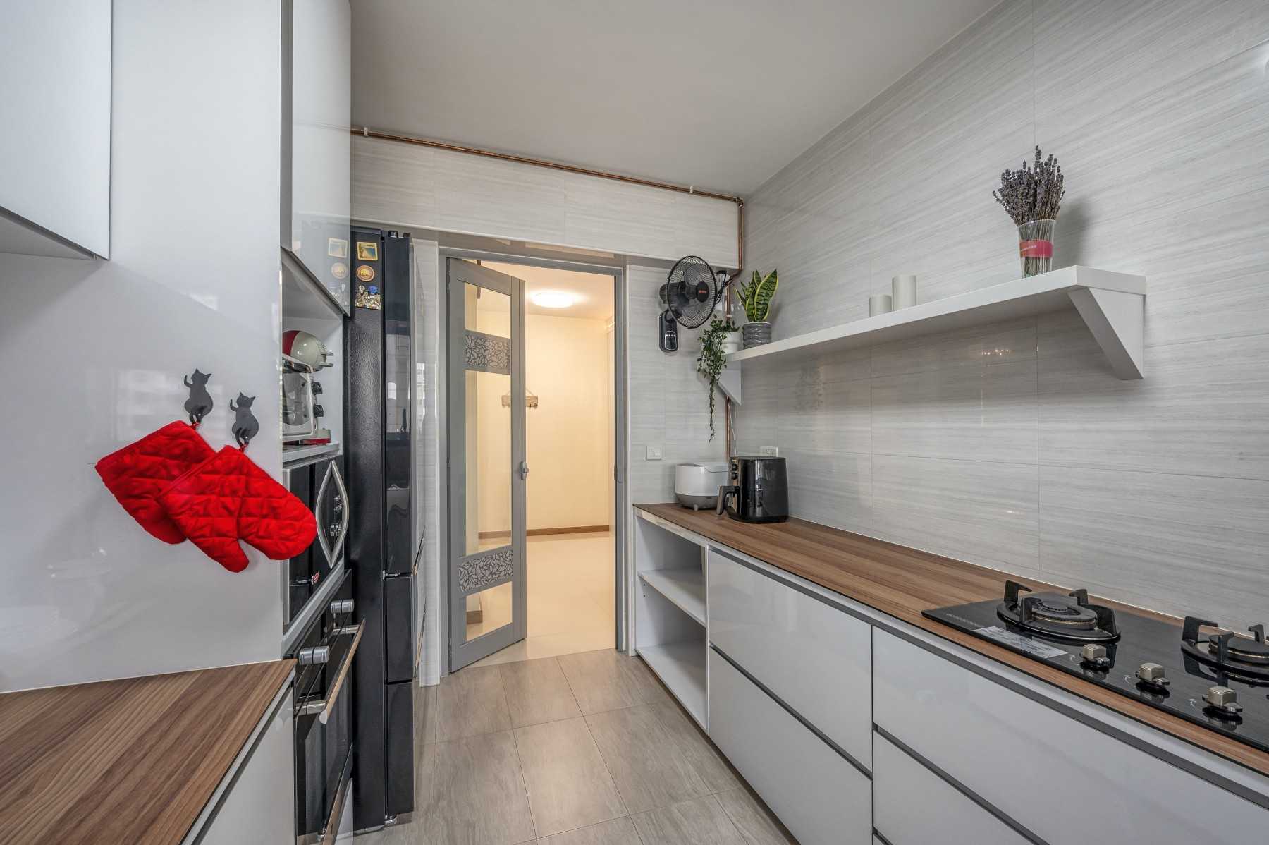 Contemporary Kitchen with Homogeneous Tiles and Kitchen Accessories