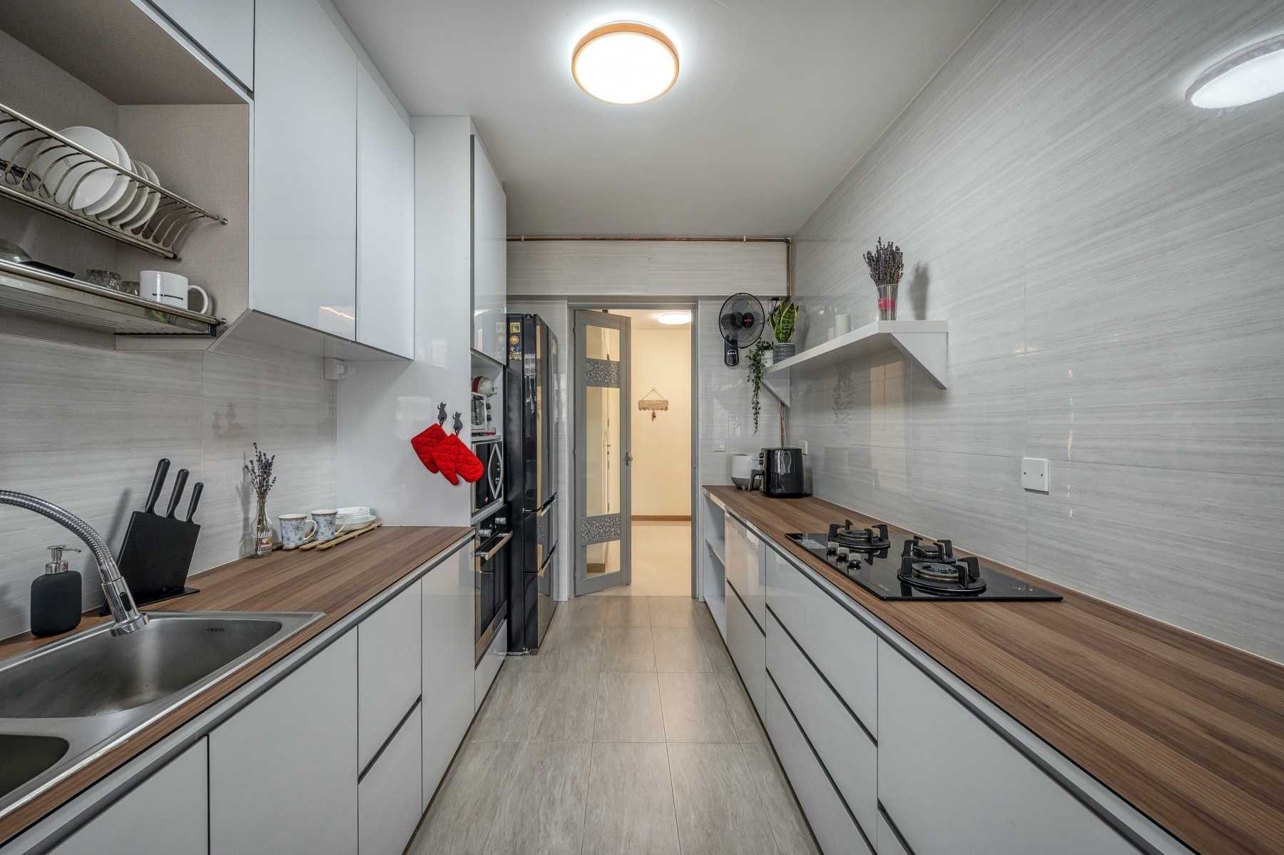 Contemporary Kitchen with Homogeneous Tiles and Kitchen Tap