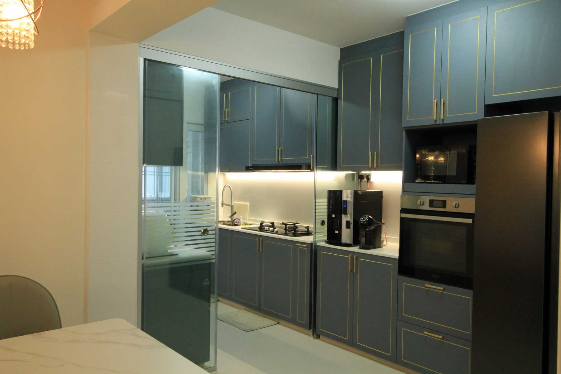 Modern Kitchen with Breakfast Counter and Kitchen Backsplash