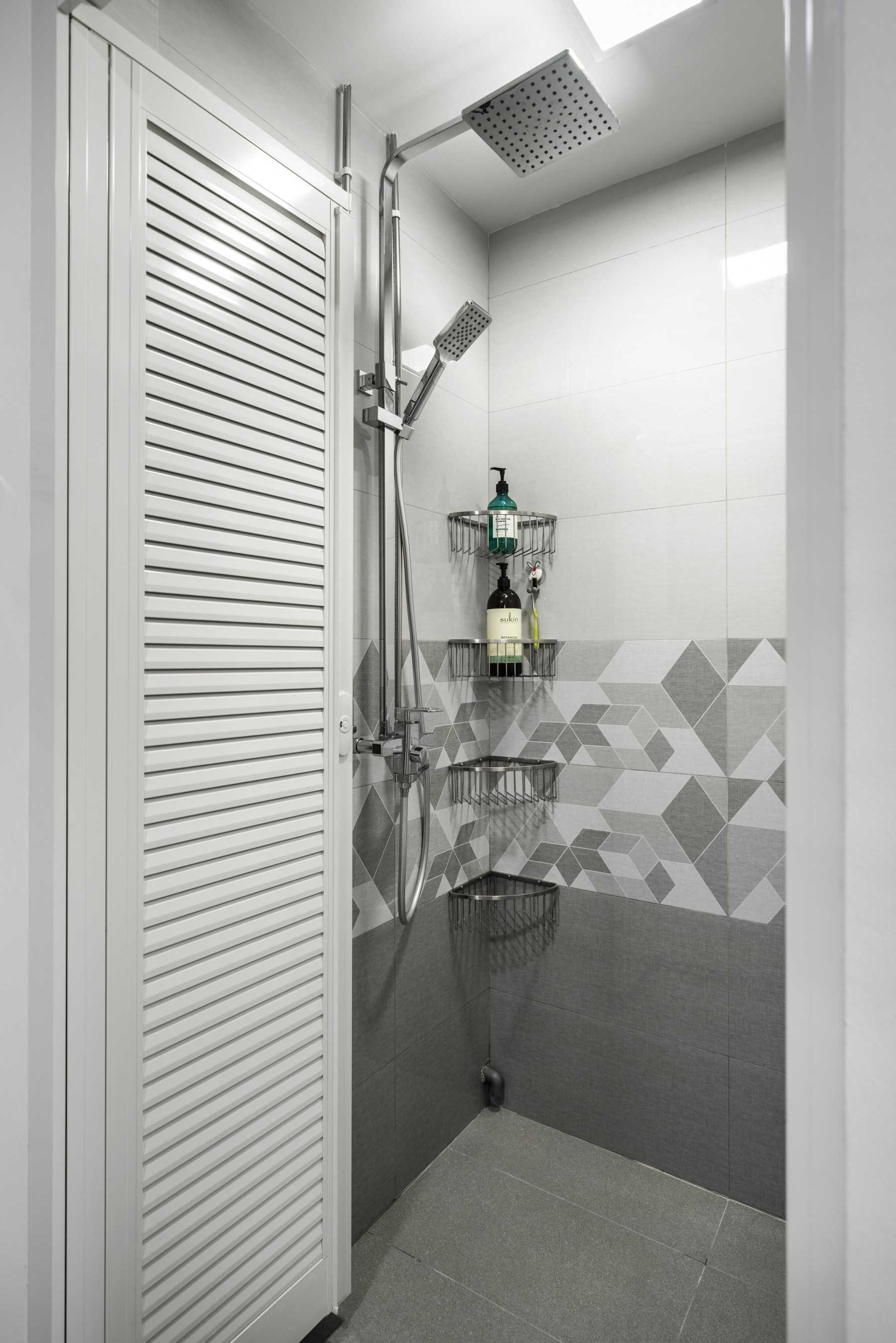 Modern Bathroom with Homogeneous Tiles and Rainshower