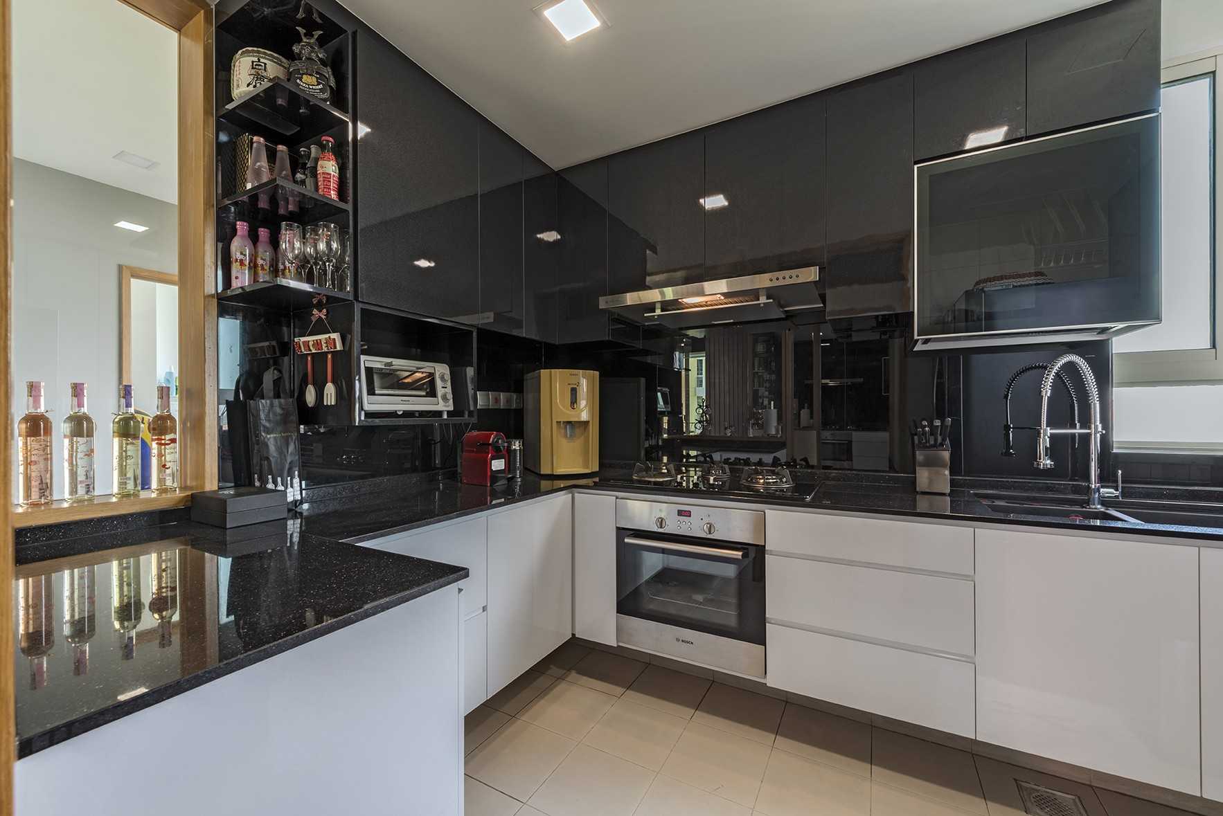 Modern Kitchen with Countertop and Homogeneous Tiles