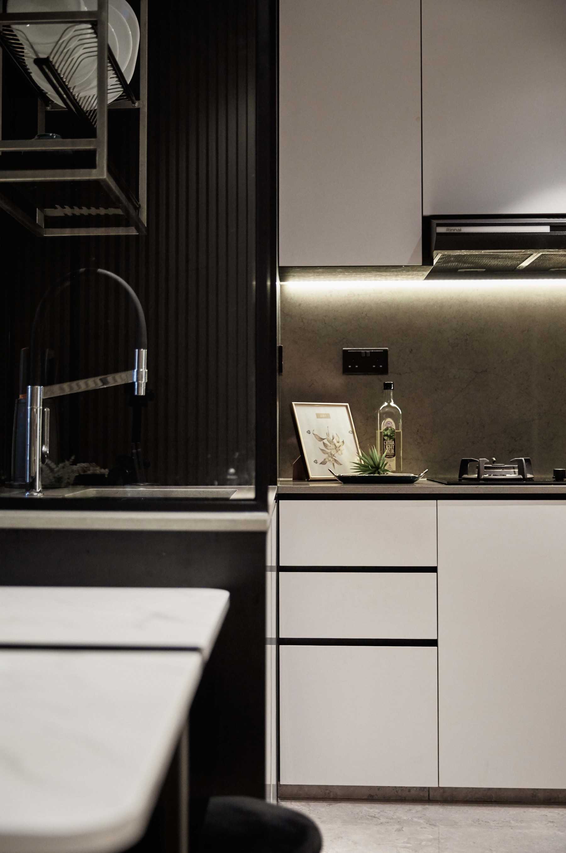 Contemporary Kitchen with Marble Floor and Open Kitchen