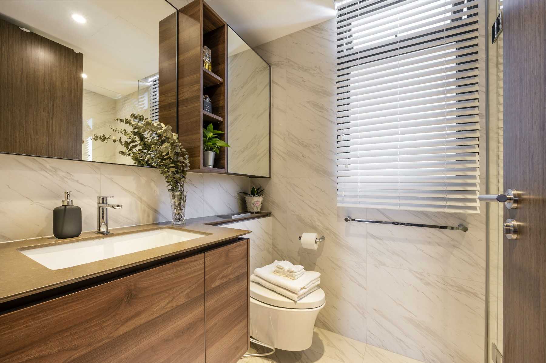 Modern Bathroom with Homogeneous Tiles and Mirror
