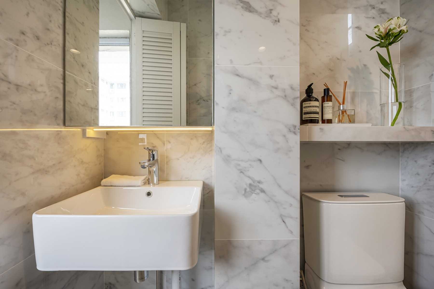 Eclectic Bathroom with Homogeneous Tiles and Mirror