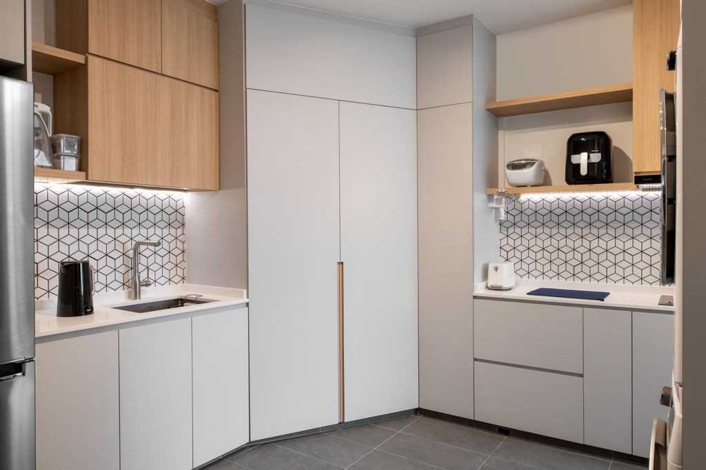 Minimalist Kitchen with Kitchen Island and Kitchen Backsplash