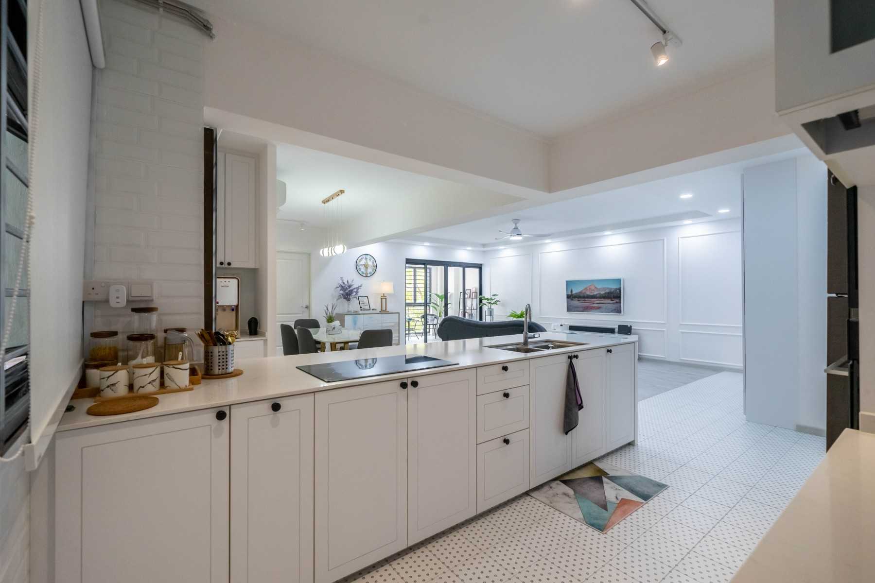 Minimalist Kitchen with Homogeneous Tiles and Breakfast Counter