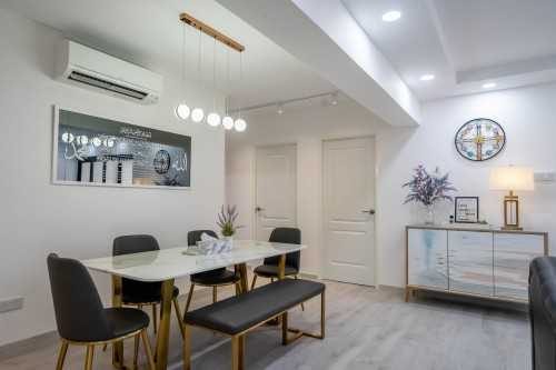 Minimalist Dining Room at Woodlands | 670 Woodlands