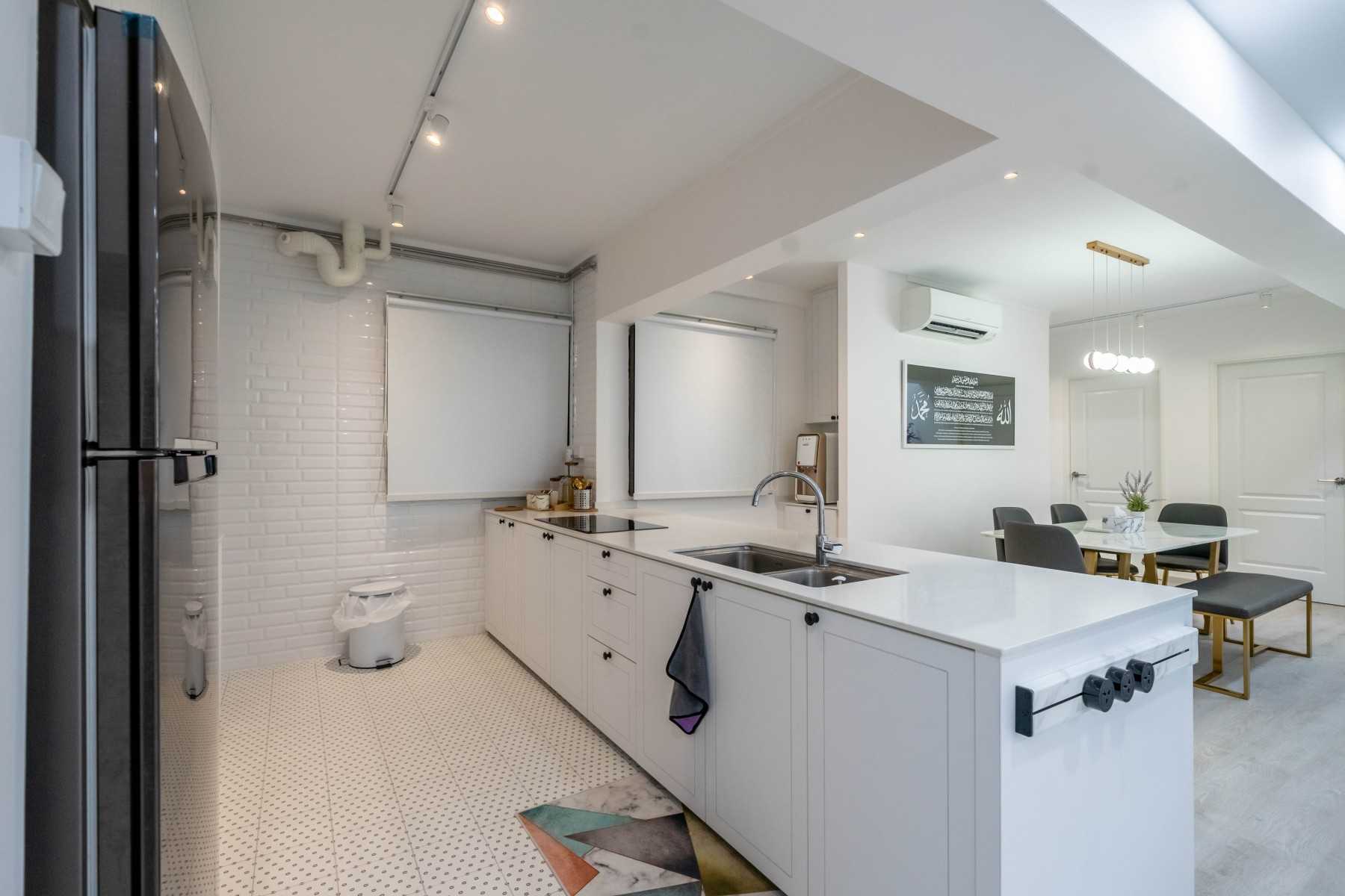 Minimalist Kitchen with Wood Flooring and Kitchen Island
