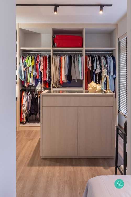 Contemporary Walk-in Wardrobe at Yishun Street 11