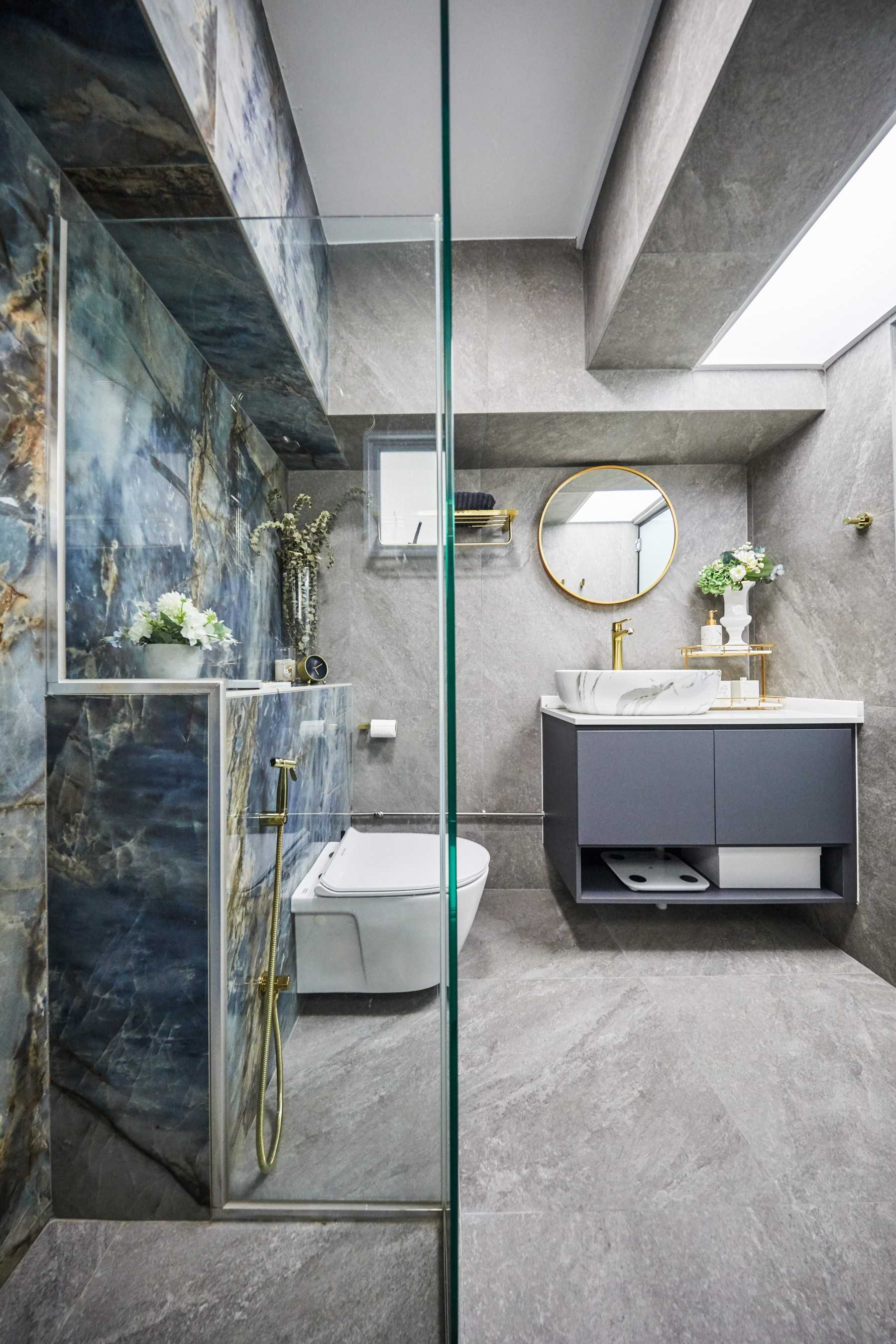 Contemporary Bathroom with Homogeneous Tiles and Mirror
