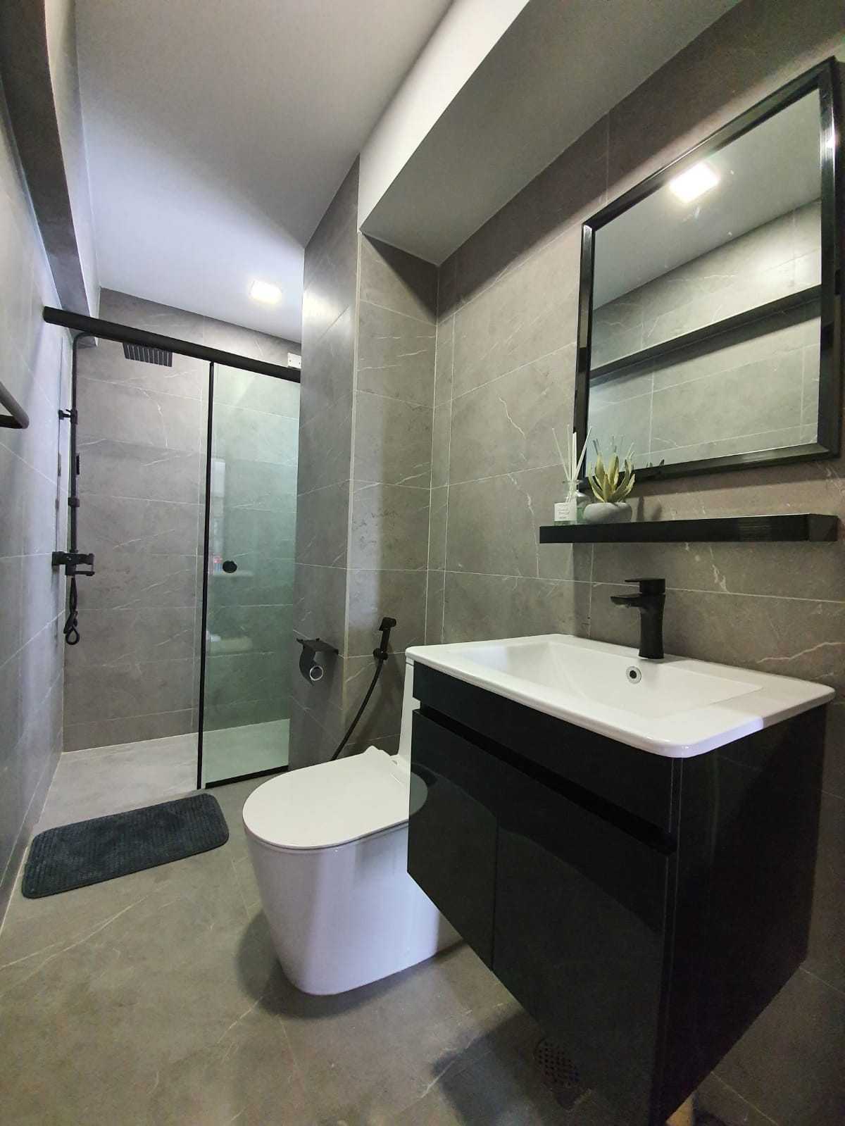 Modern Bathroom with Homogeneous Tiles and Shower Screen
