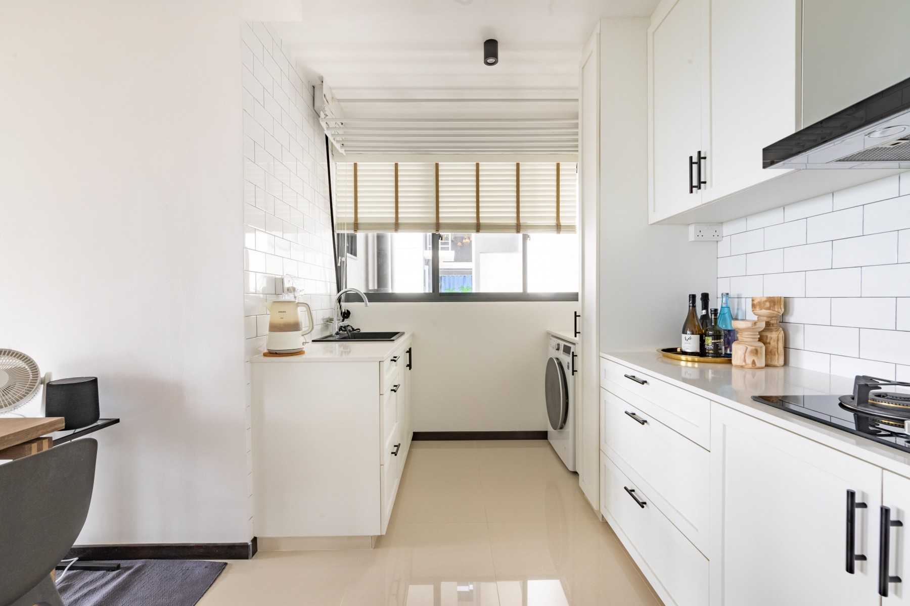 Minimalist Kitchen with Countertop and Homogeneous Tiles