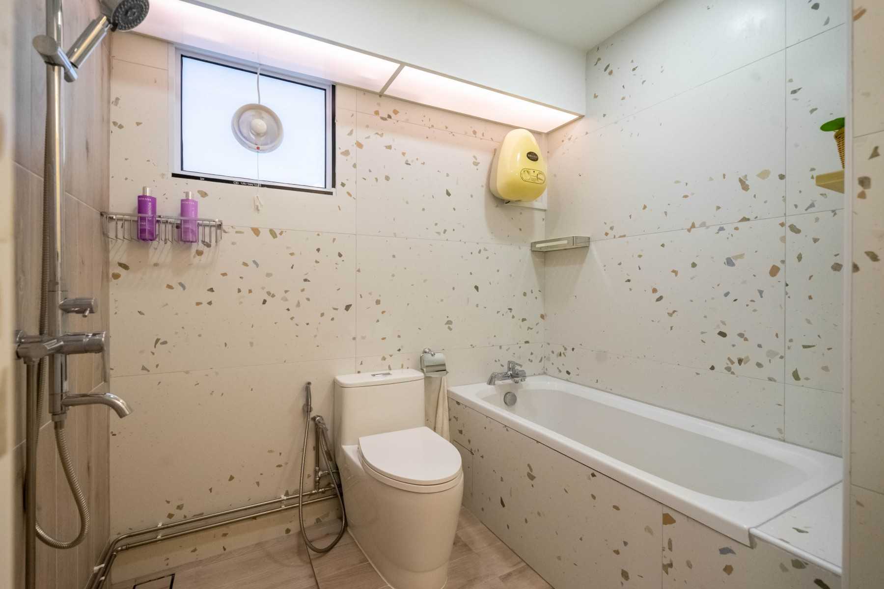 Contemporary Bathroom with Mirror and Bathroom Storage