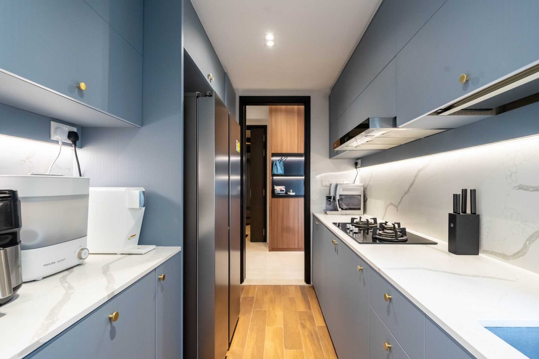 Modern Kitchen with Wood Flooring and Kitchen Window