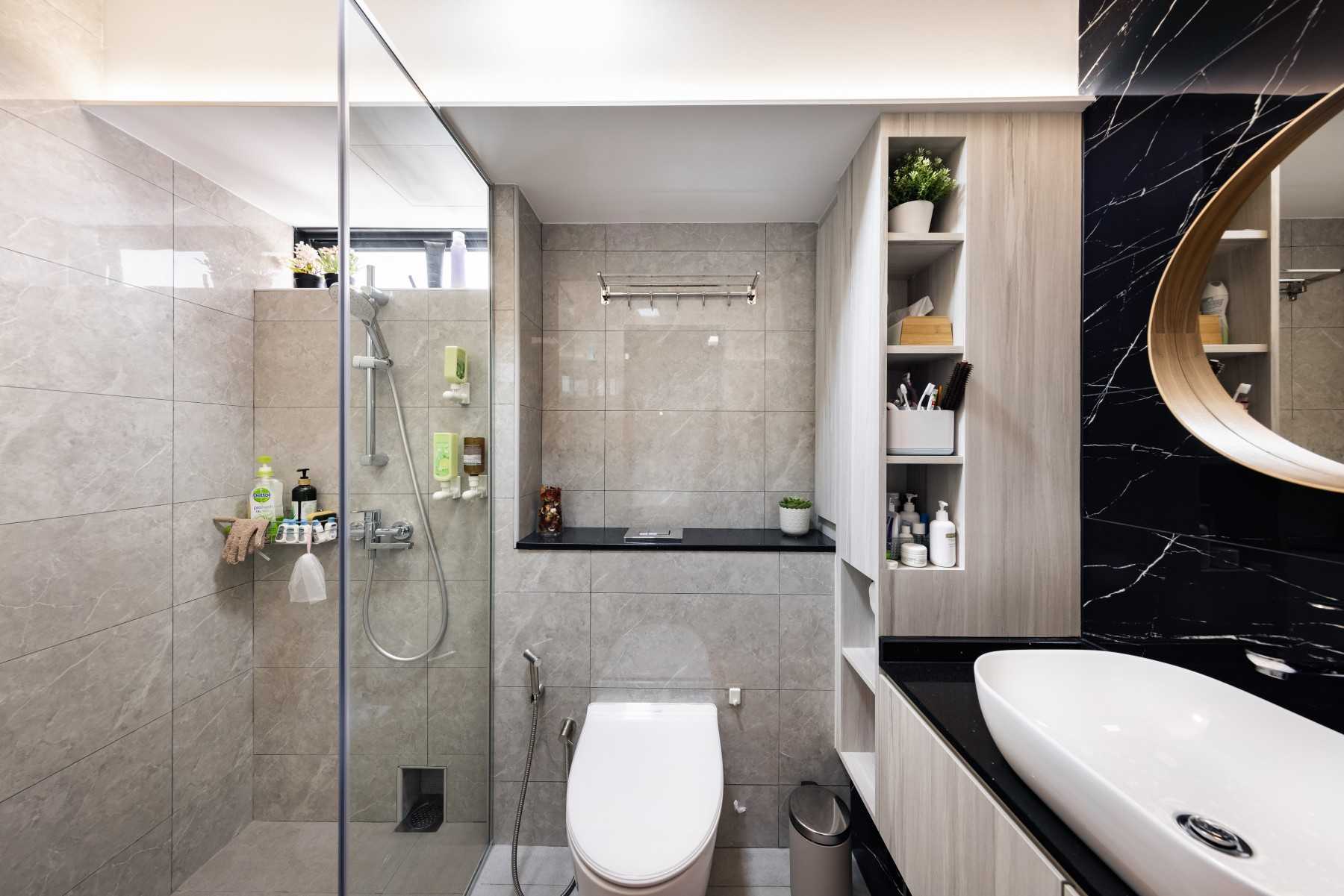 Contemporary Bathroom with Countertop and Homogeneous Tiles