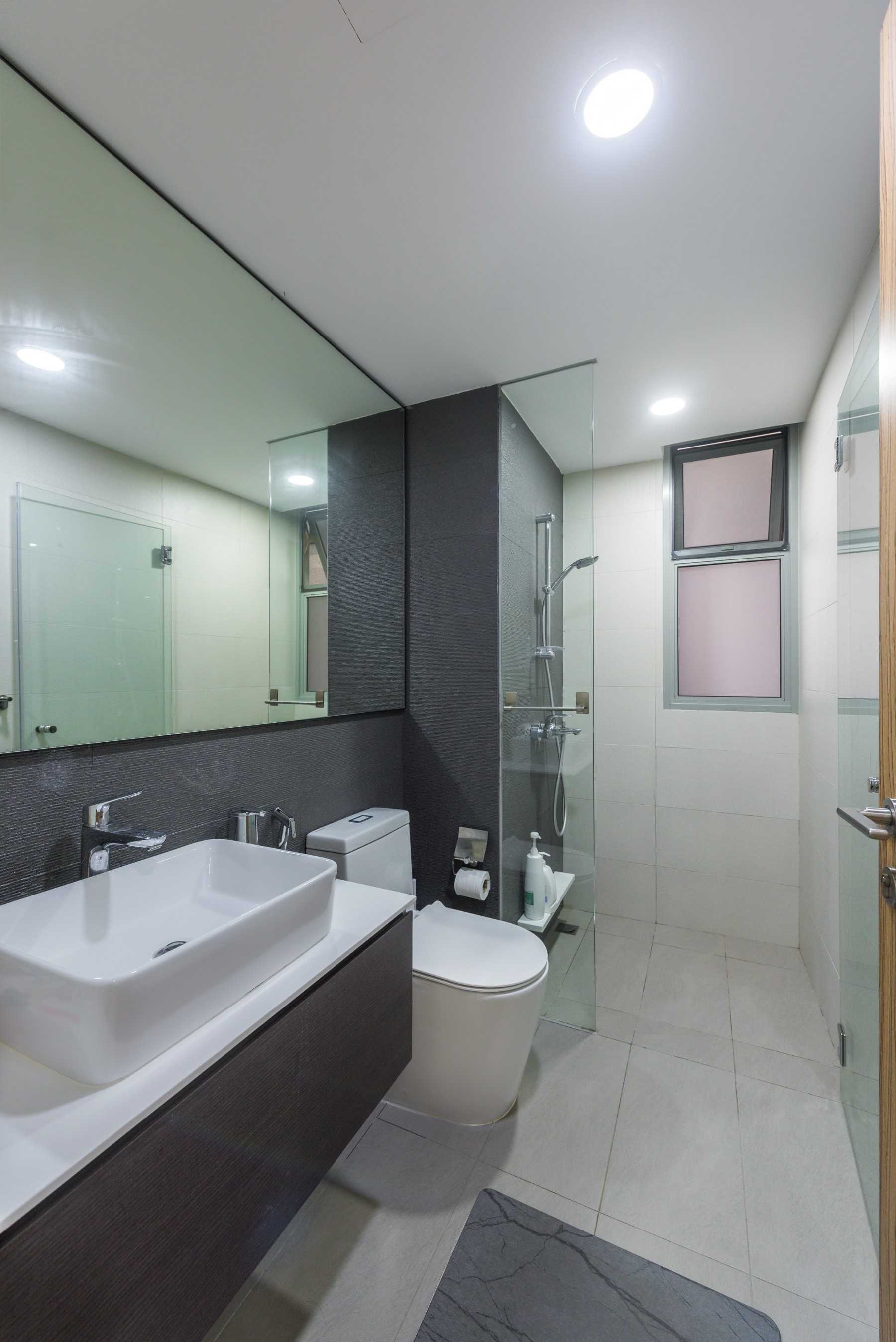 Contemporary Bathroom with Countertop and Homogeneous Tiles