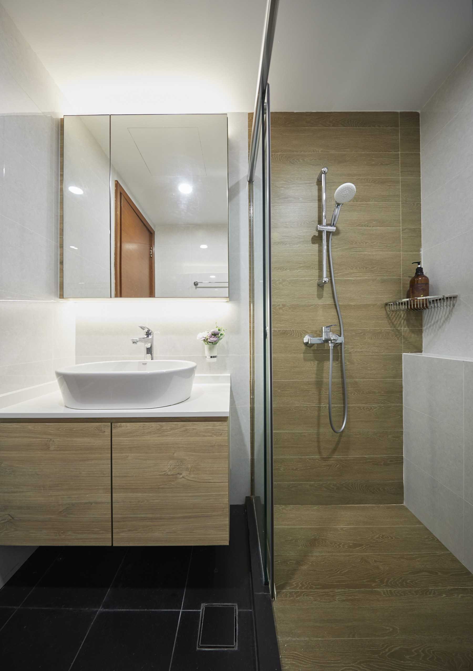 Scandinavian Bathroom with Mirror and Bathroom Storage