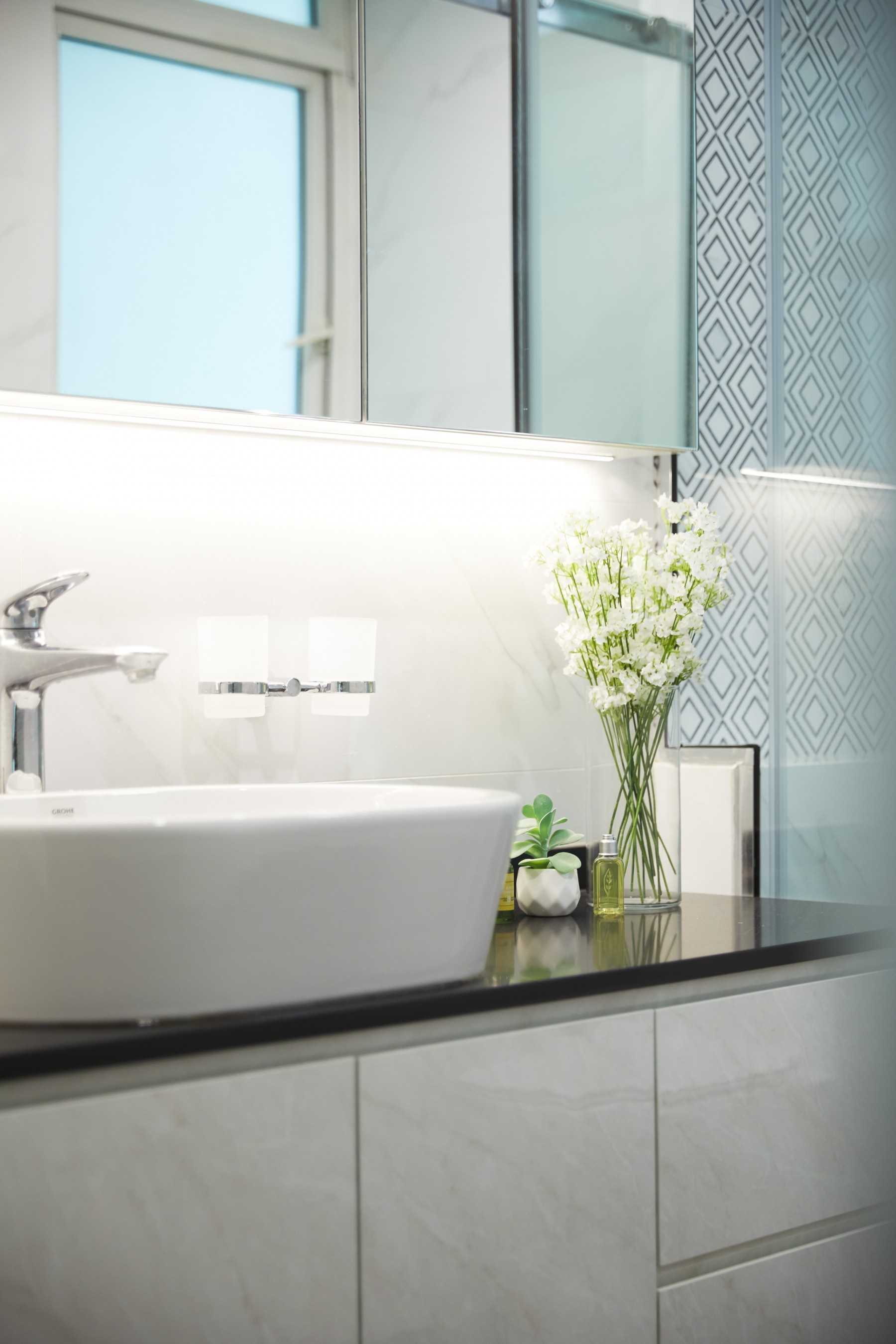 Scandinavian Bathroom with Mirror and Bathroom Storage