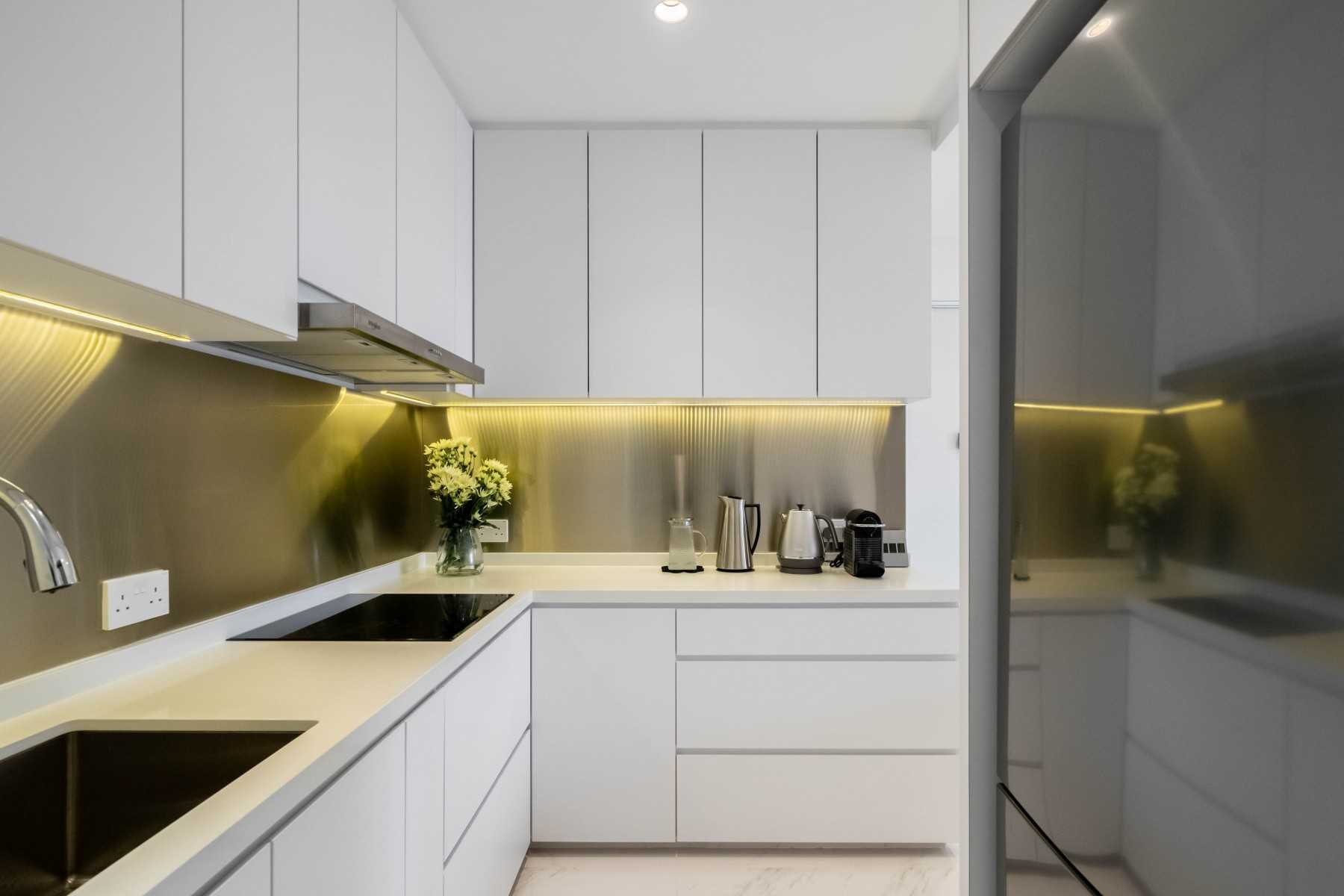 Minimalist Kitchen with Homogeneous Tiles and Herringbone Tiling