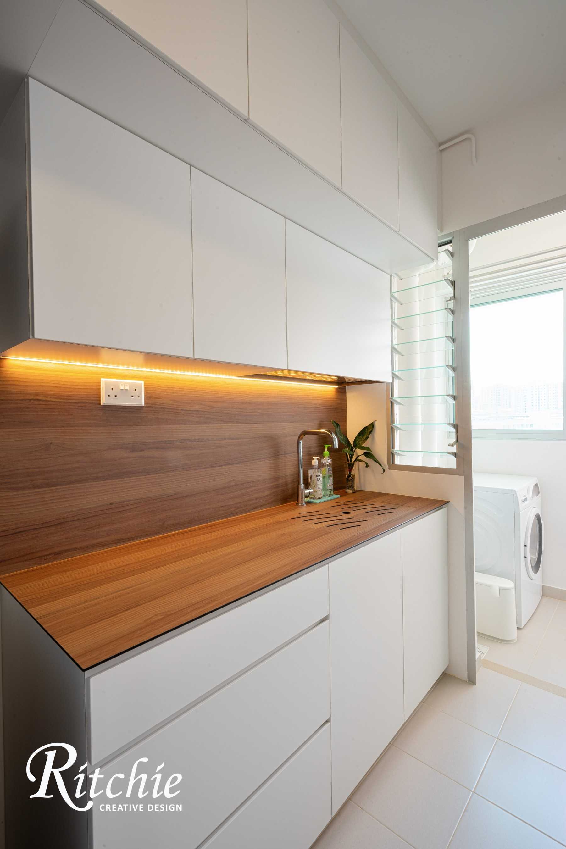 Minimalist Kitchen with Countertop and Homogeneous Tiles