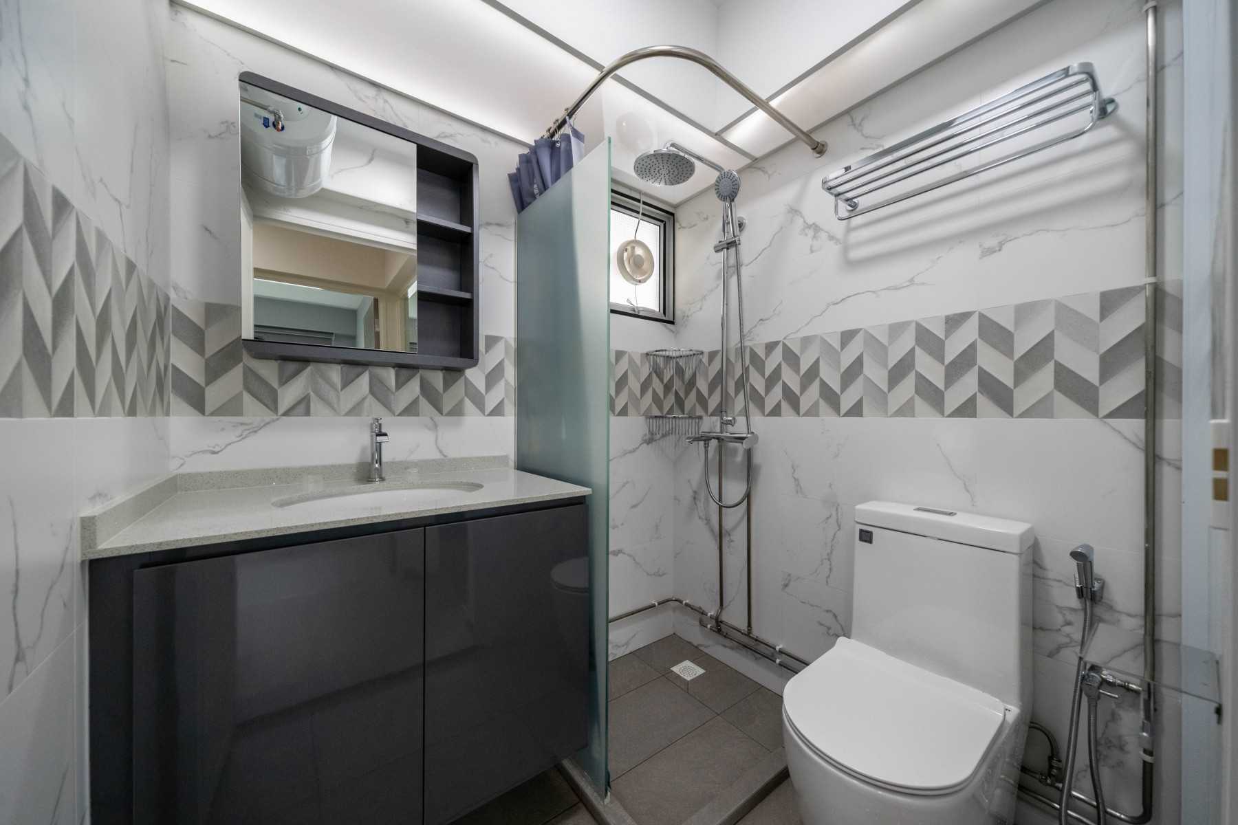 Contemporary Bathroom with Homogeneous Tiles and Shower Screen