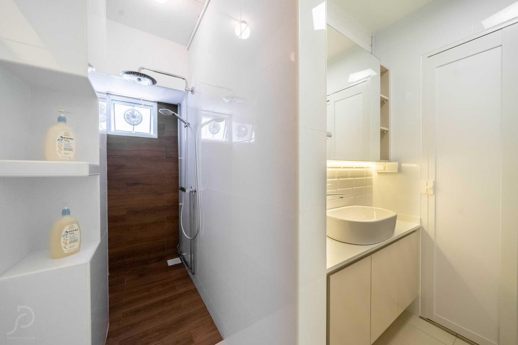 Modern Bathroom with Homogeneous Tiles and Wood Flooring