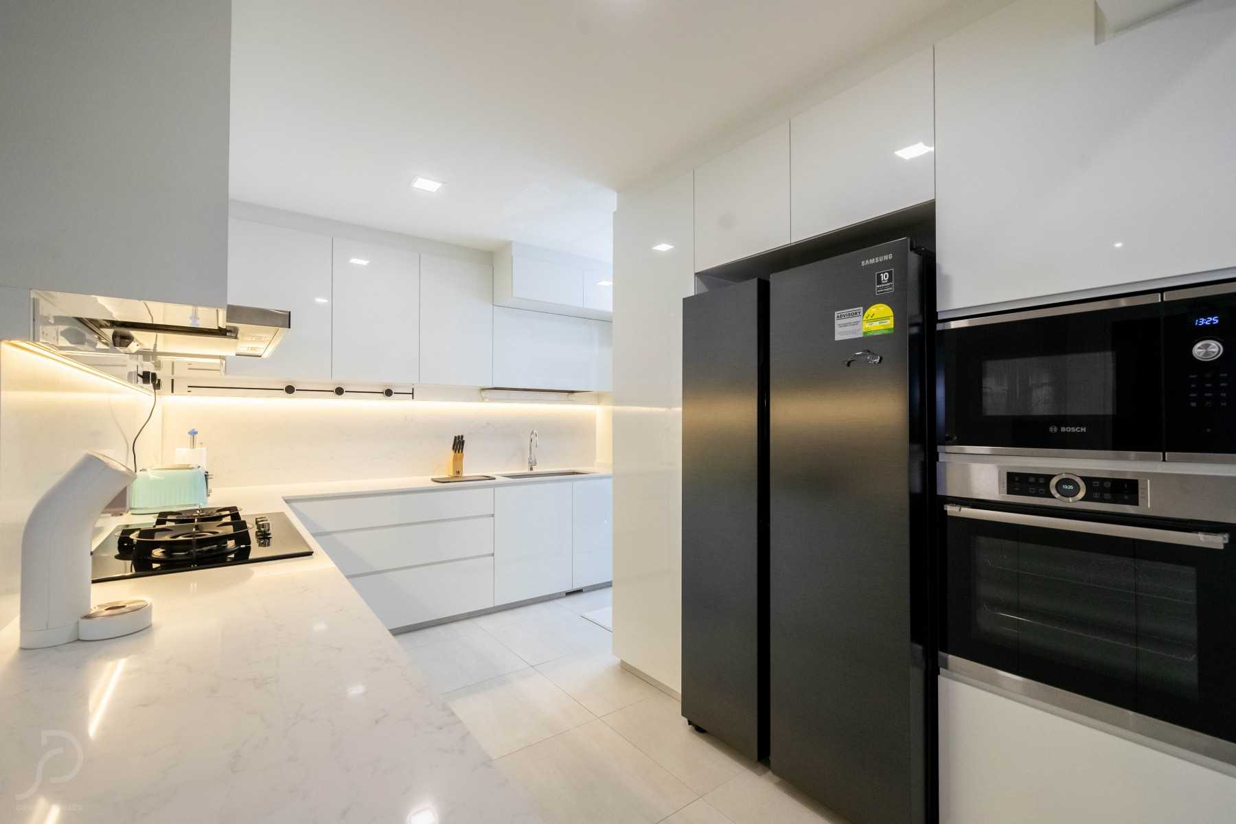 Modern Kitchen with Wood Flooring and Kitchen Island