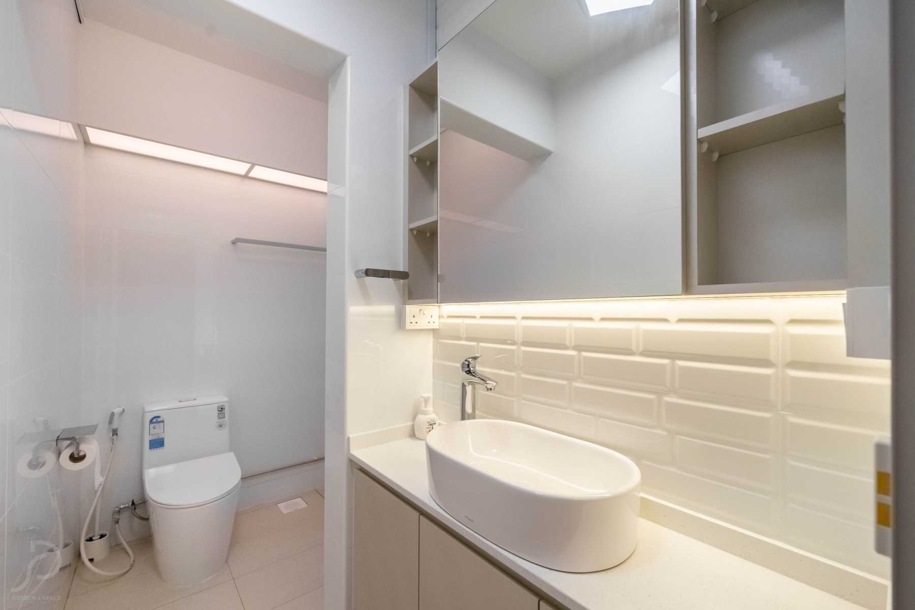 Modern Bathroom with Homogeneous Tiles and Shower Screen