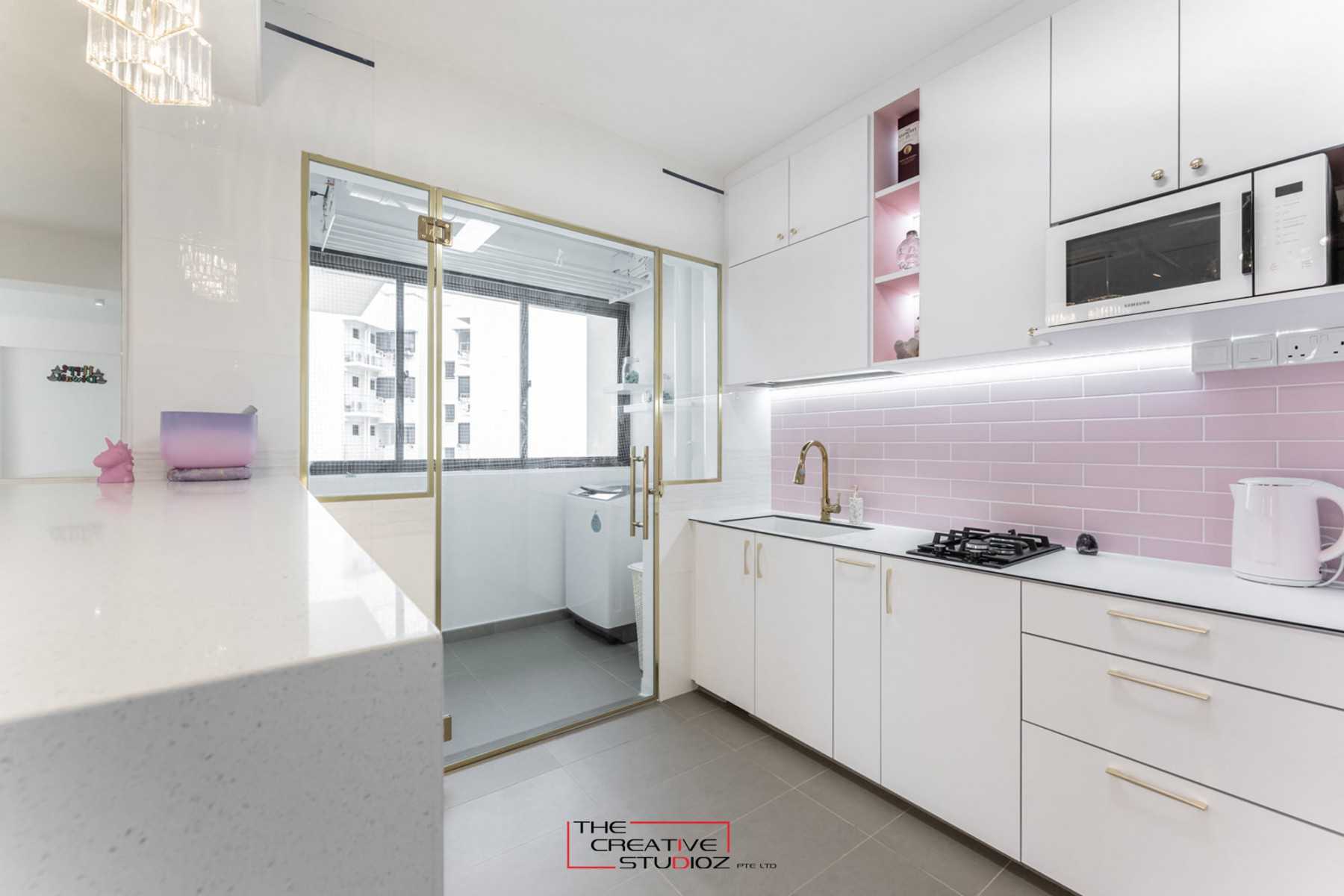 Minimalist Kitchen with Kitchen Island and Kitchen Backsplash