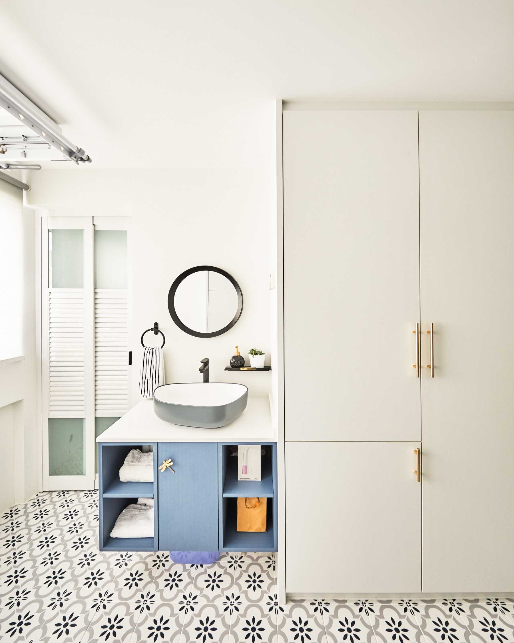 Modern Bathroom with Mirror and Laundry Baskets