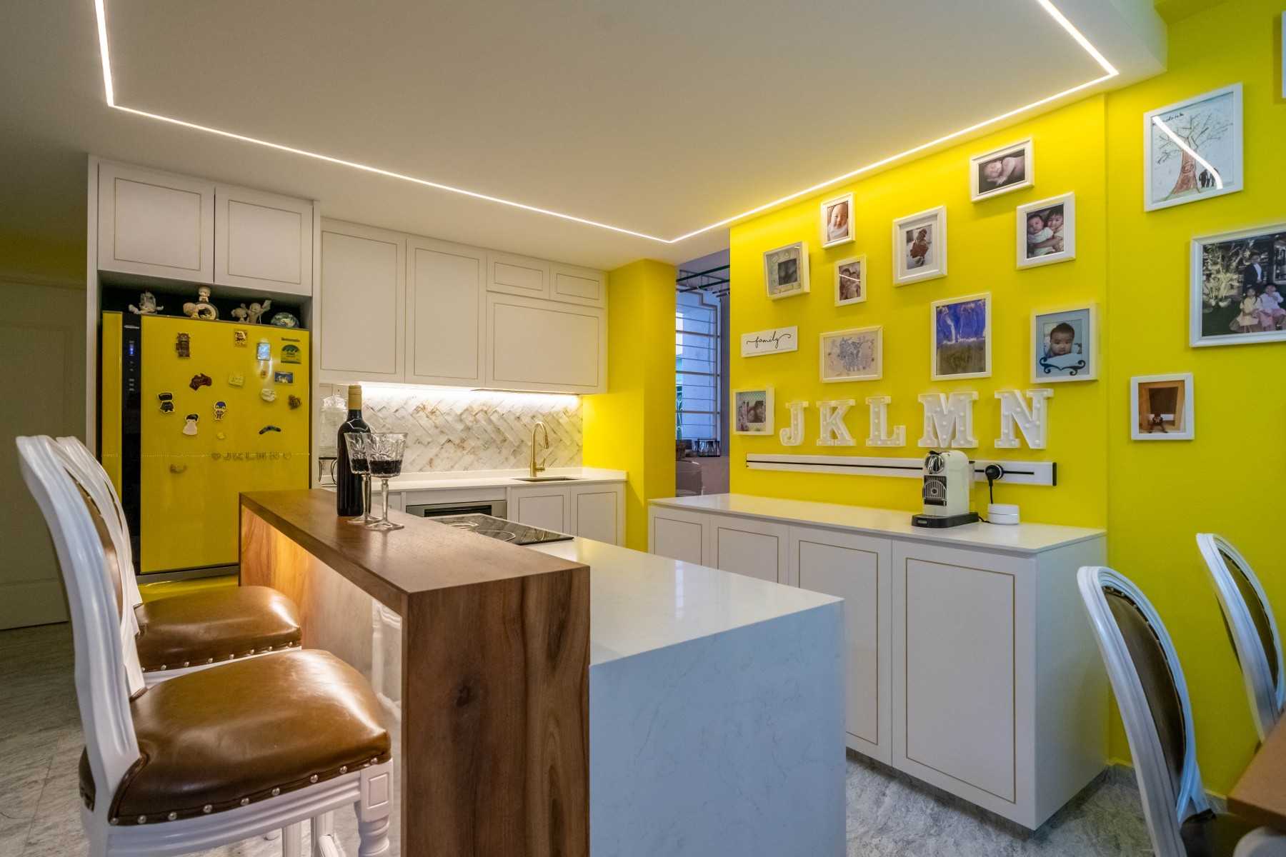 Contemporary Kitchen with Homogeneous Tiles and Wood Flooring