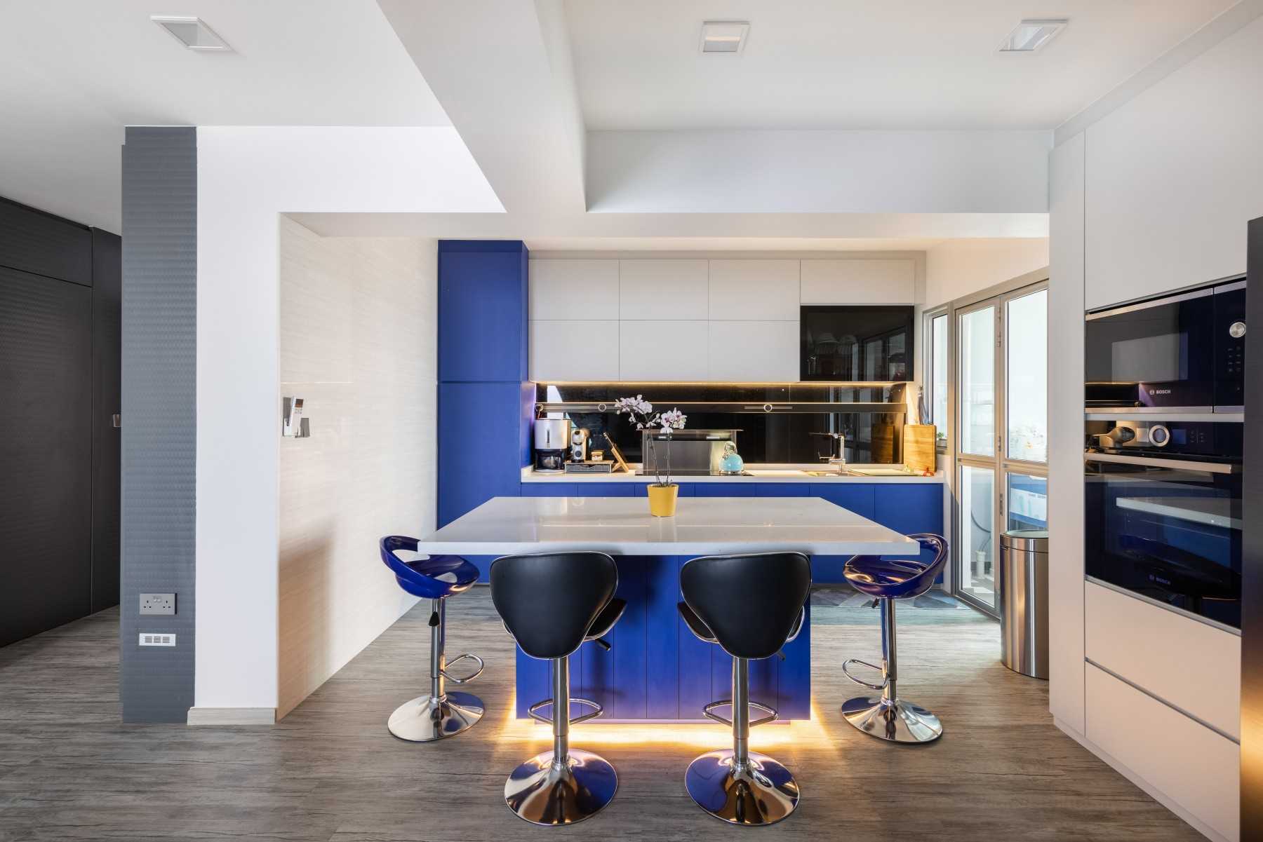 Modern Dining Room with Bar Counter and Kitchen Backsplash