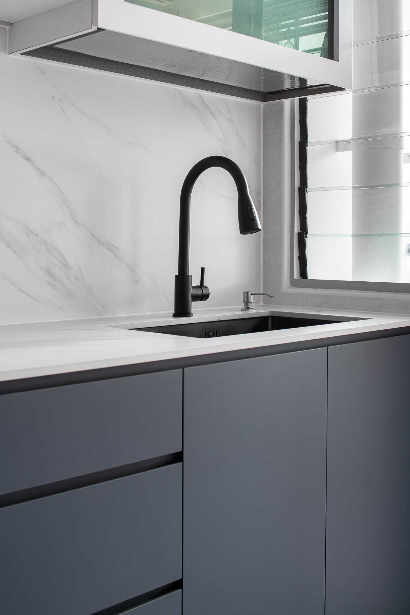 Contemporary Kitchen with Countertop and Homogeneous Tiles