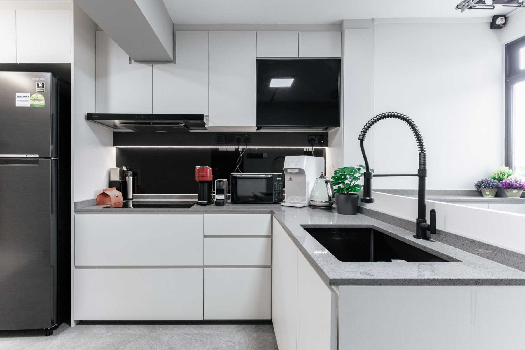Contemporary Kitchen with Countertop and Homogeneous Tiles
