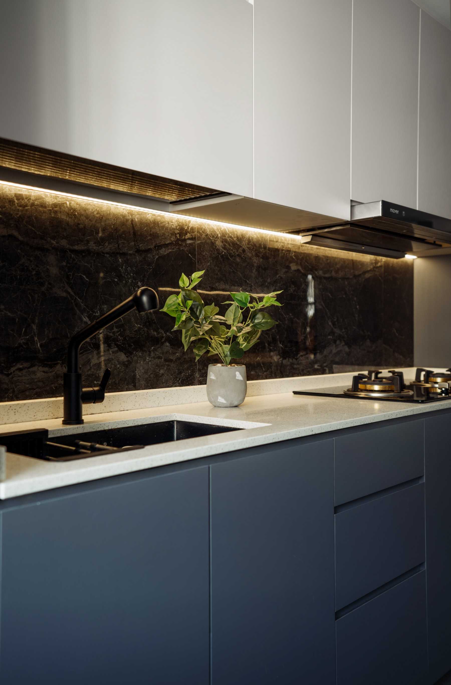 Contemporary Kitchen with Countertop and Wood Flooring