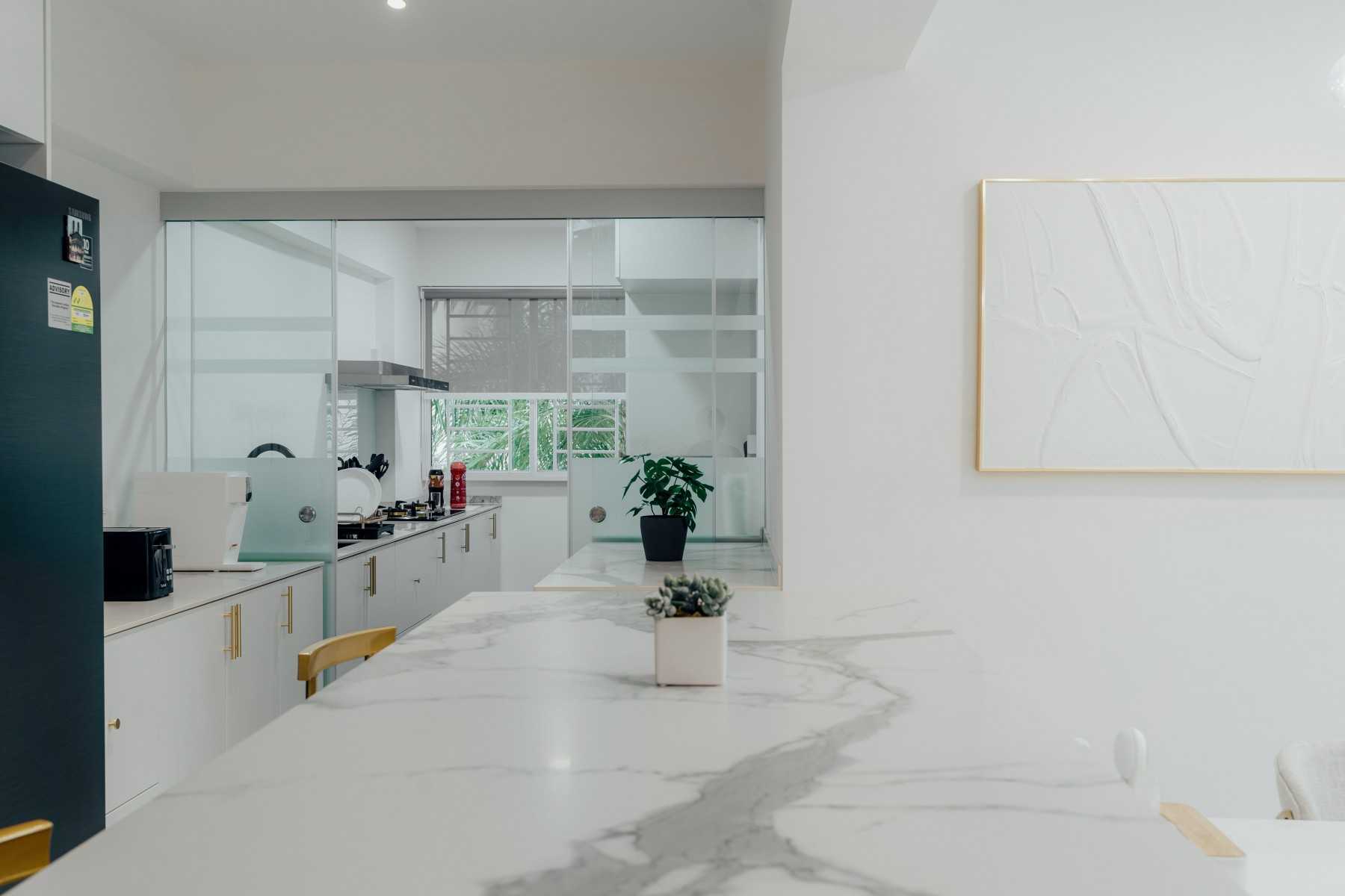 Minimalist Dining Room with Dining Table and Dining Chairs