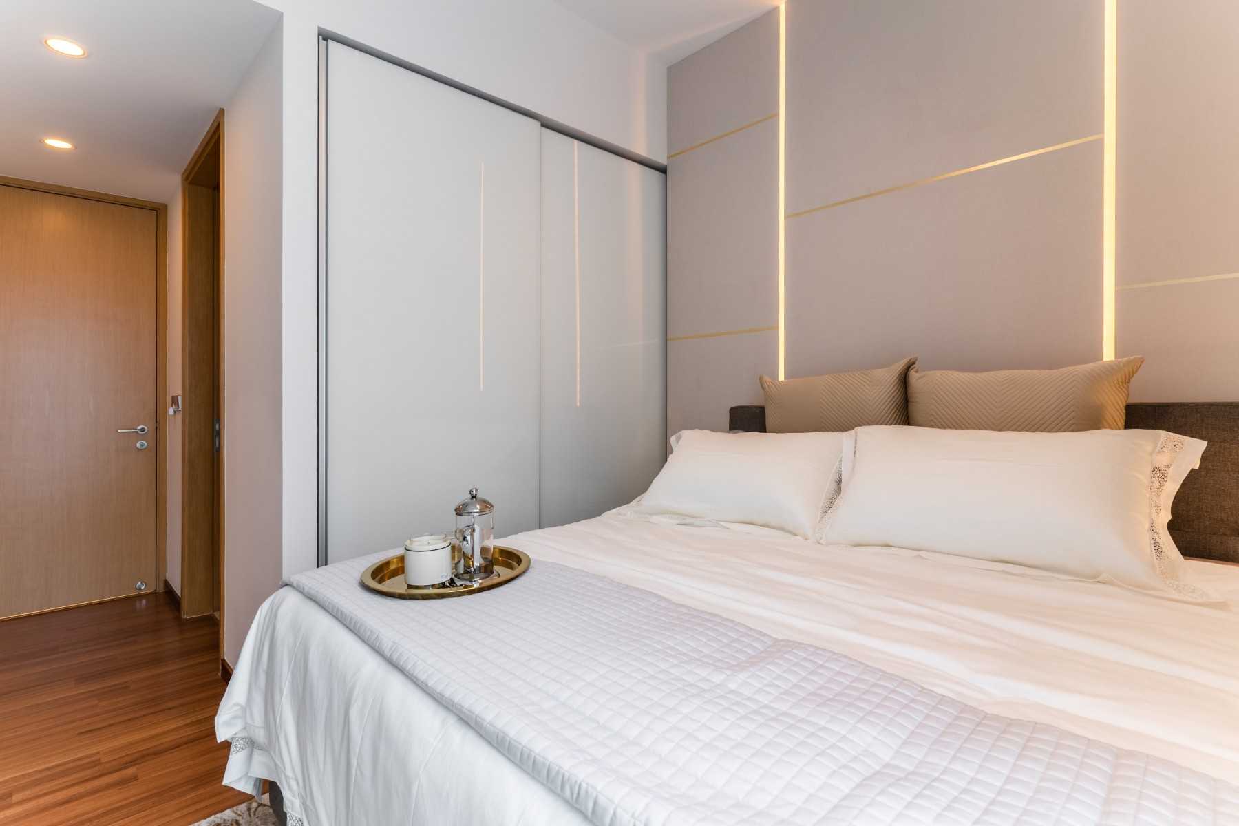 Modern Bedroom with Vinyl Flooring and Wardrobe
