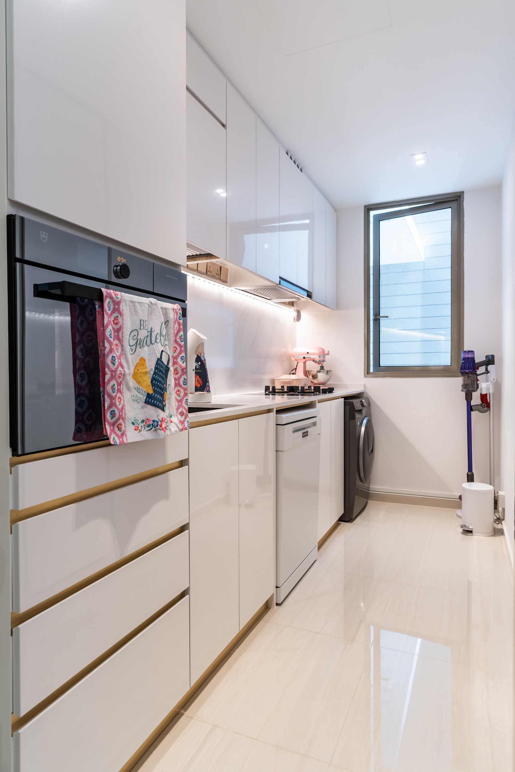Modern Kitchen with Homogeneous Tiles and Kitchen Backsplash