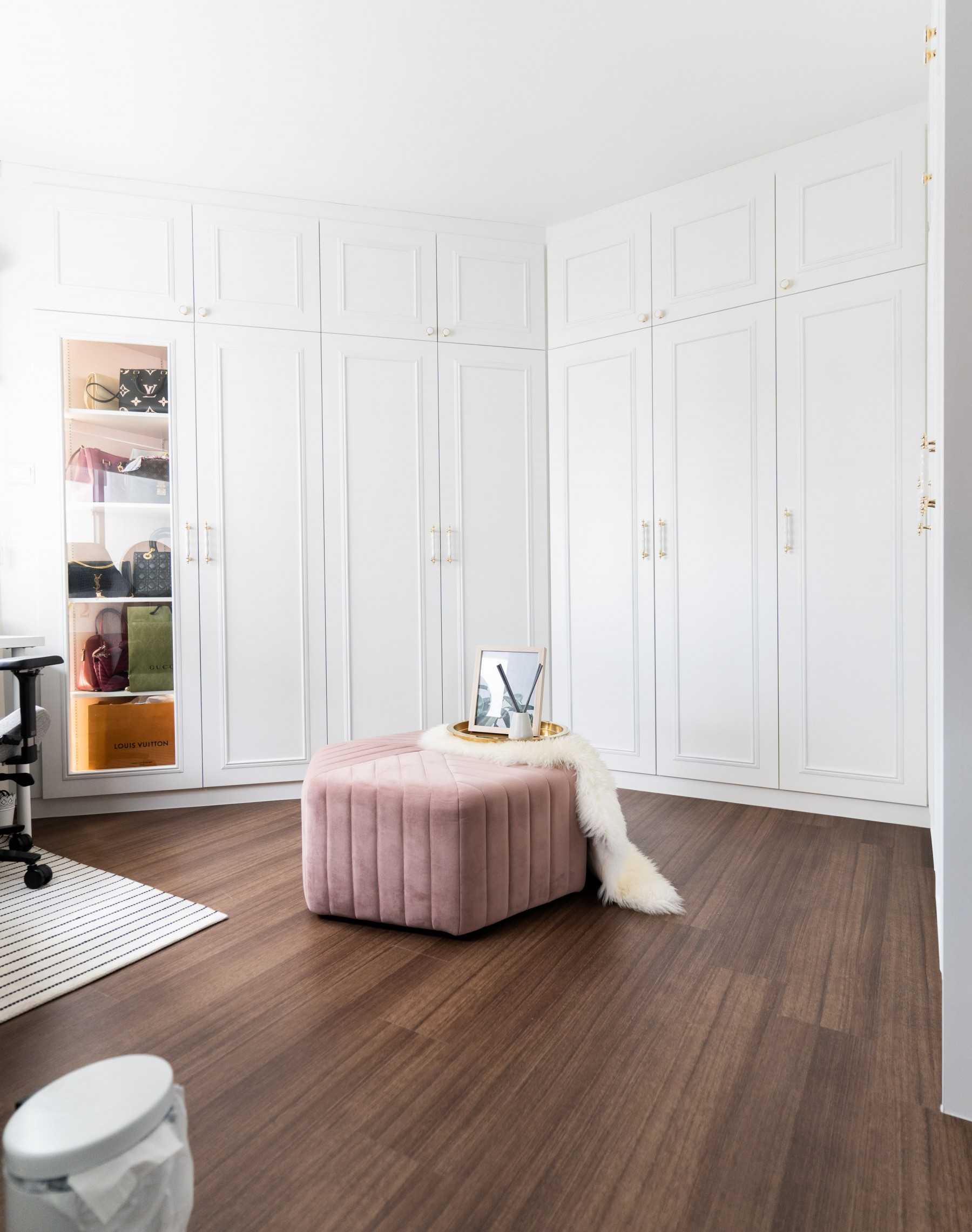Vintage Walk-in Wardrobe with Mirror and Wardrobe