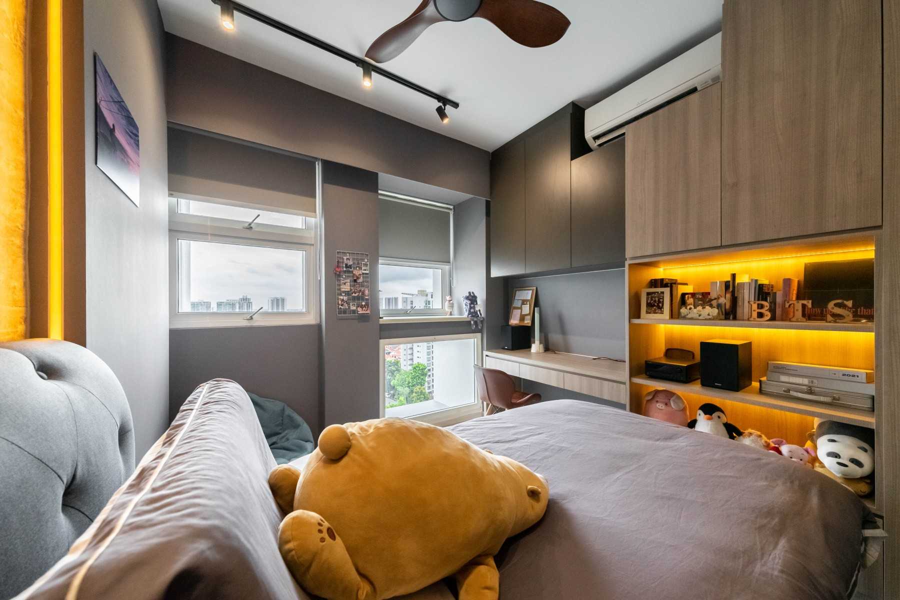 Modern Bedroom with Vinyl Flooring and Drop Light