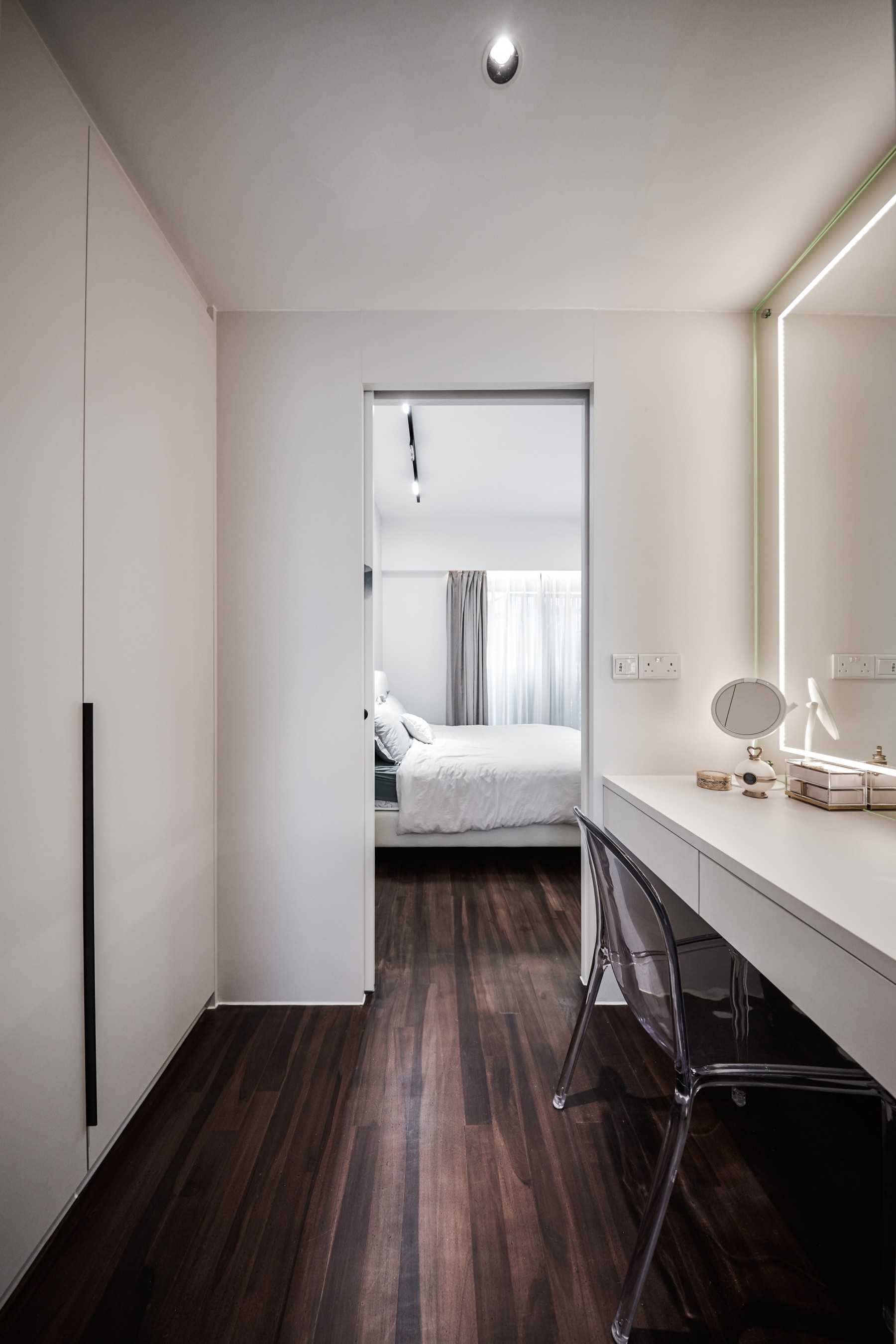 Contemporary Walk-in Wardrobe with Mirror and Wardrobe