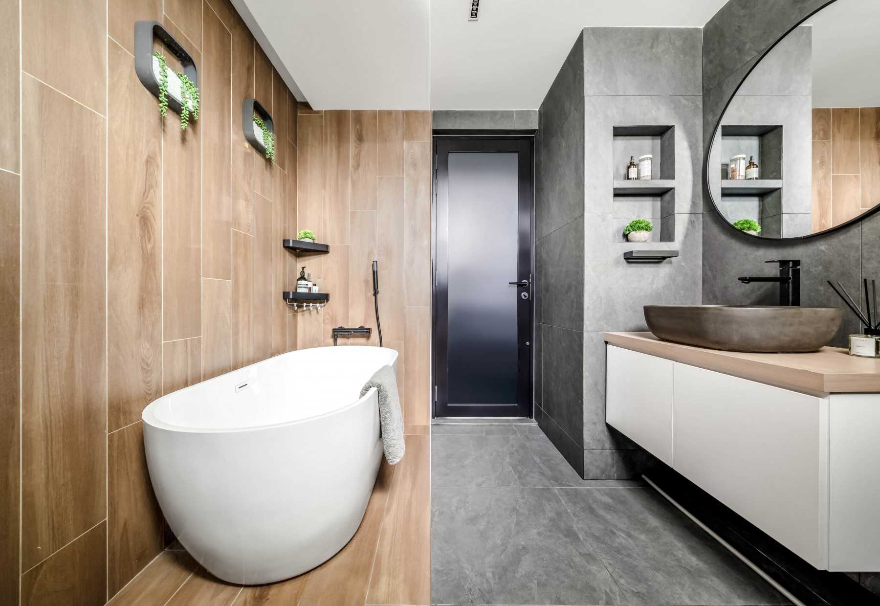 Scandinavian Bathroom with Mirror and Bathtub