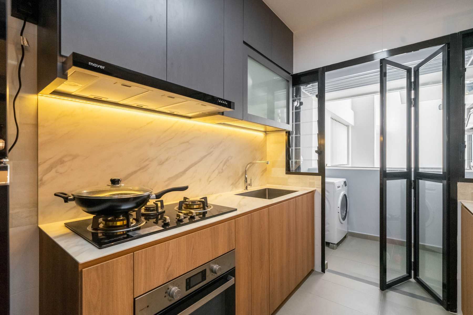 Modern Kitchen with Vinyl Flooring and Homogeneous Tiles