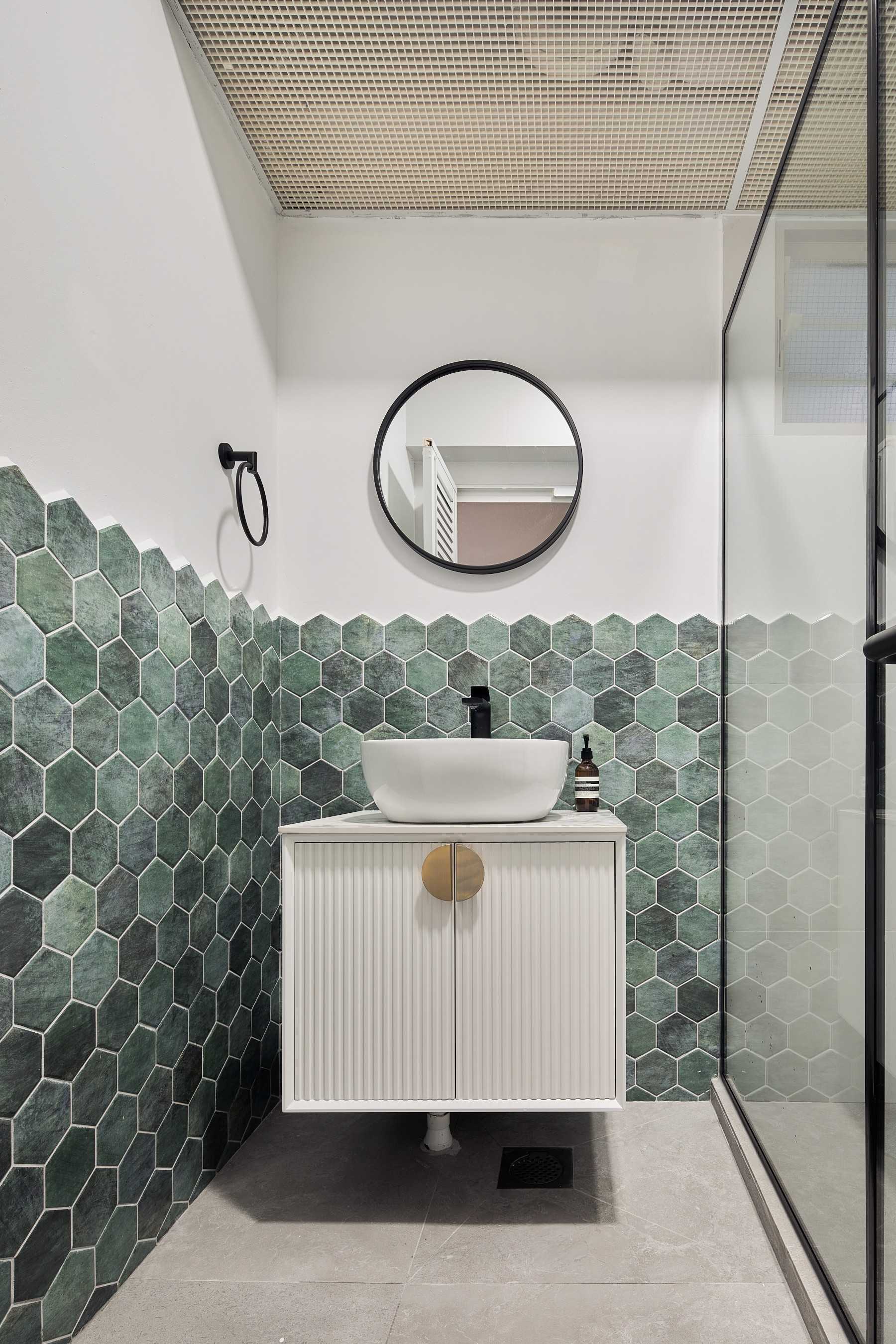 Contemporary Bathroom with Mirror and Showers