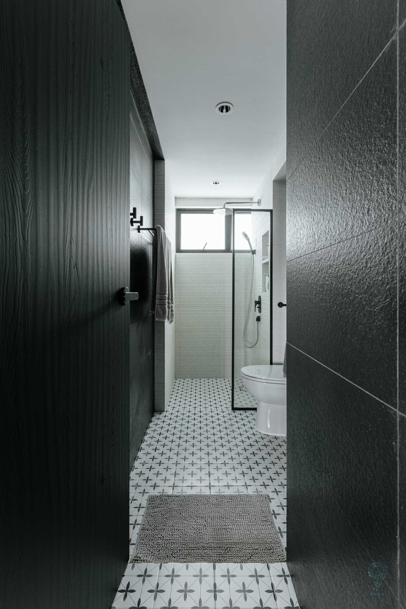 Modern Bathroom with Countertop and Homogeneous Tiles